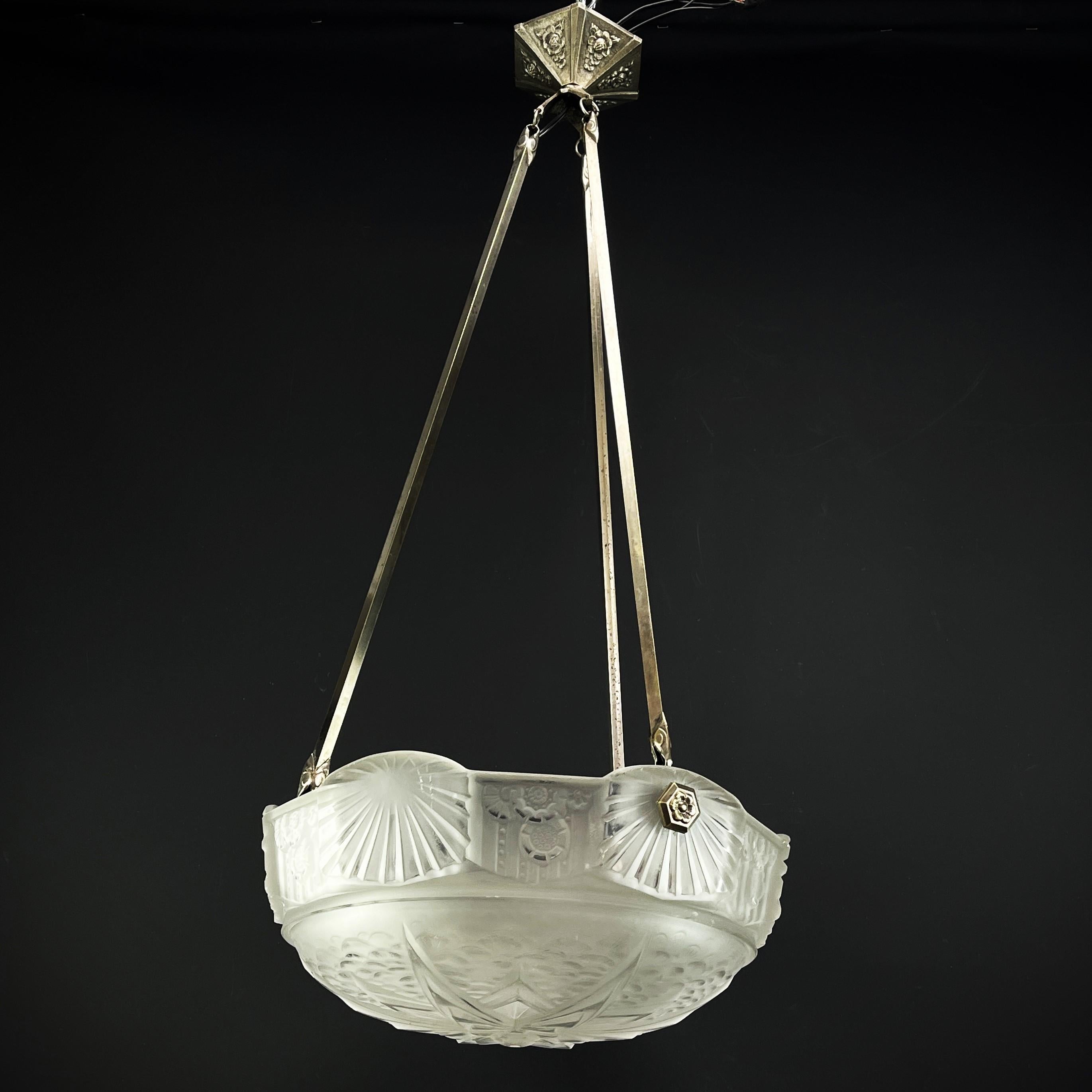 Art-Deco-Lampe von Muller Frères Lunéville 

Die ART DECO-Deckenleuchte ist ein bemerkenswertes Beispiel für die Handwerkskunst und den Stil des frühen 20. Jahrhunderts. 

Der Schriftzug Muller Frères Lunéville
