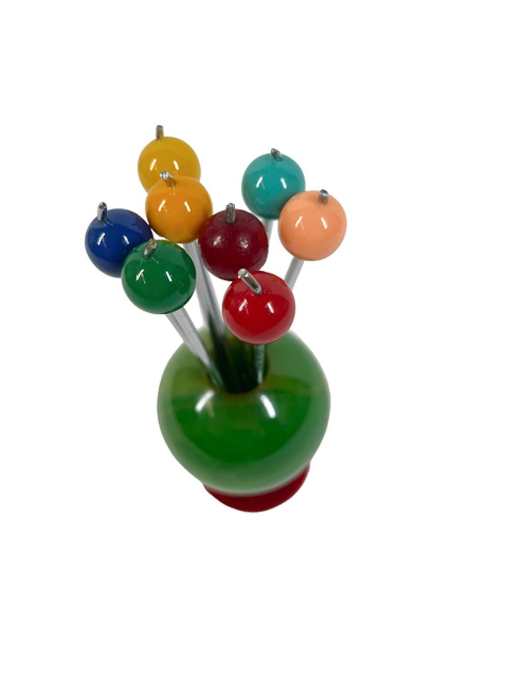 Art déco Pichets à cocktail Art Déco multicolores, support en forme de ballon en bakélite verte de jade en vente