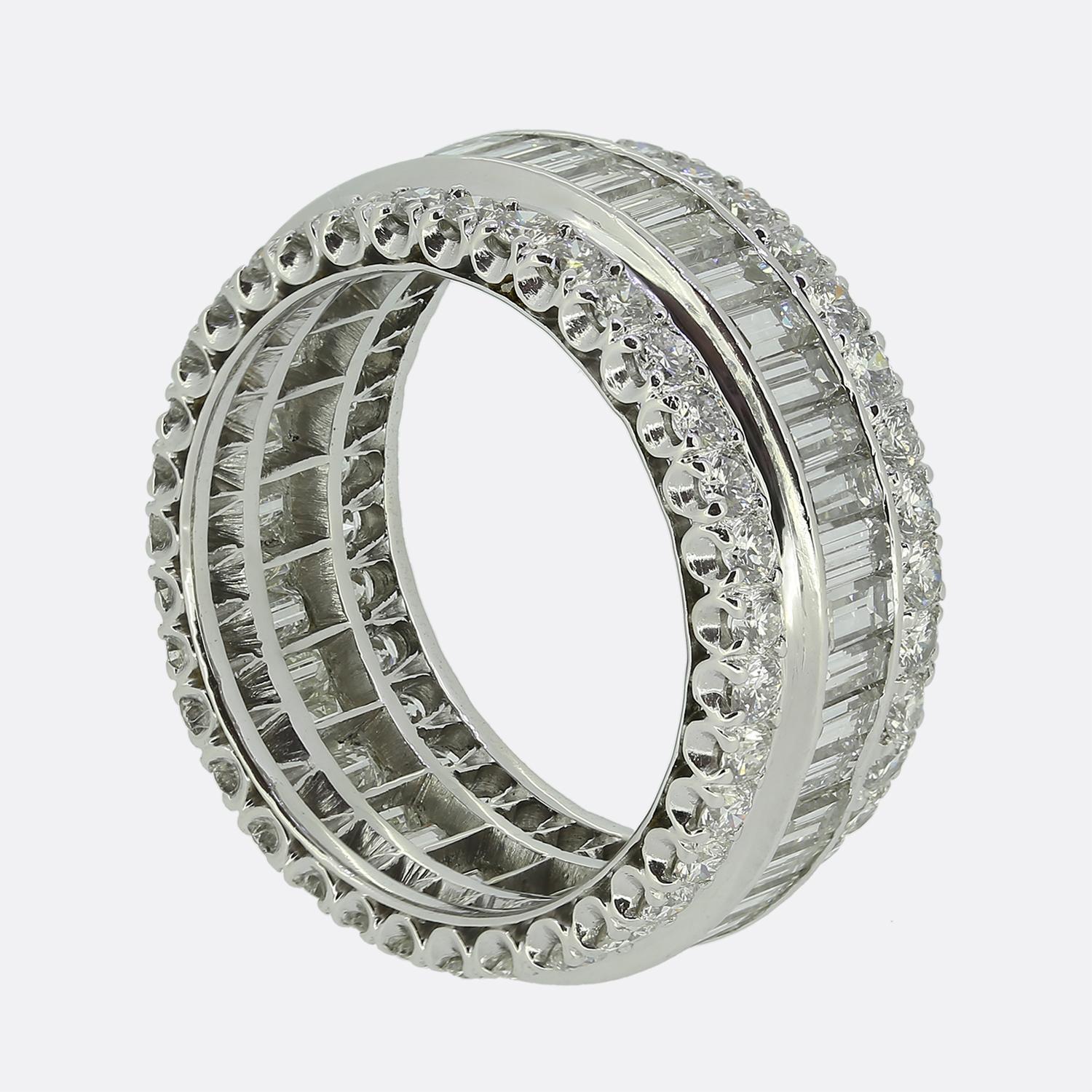 Ecco un eccezionale diamante eternity realizzato durante il movimento Art Déco. Questo pezzo sfoggia una splendida serie di diamanti bianchi brillanti con taglio a baguette che circondano la fascia, creando un design elegante e senza soluzione di