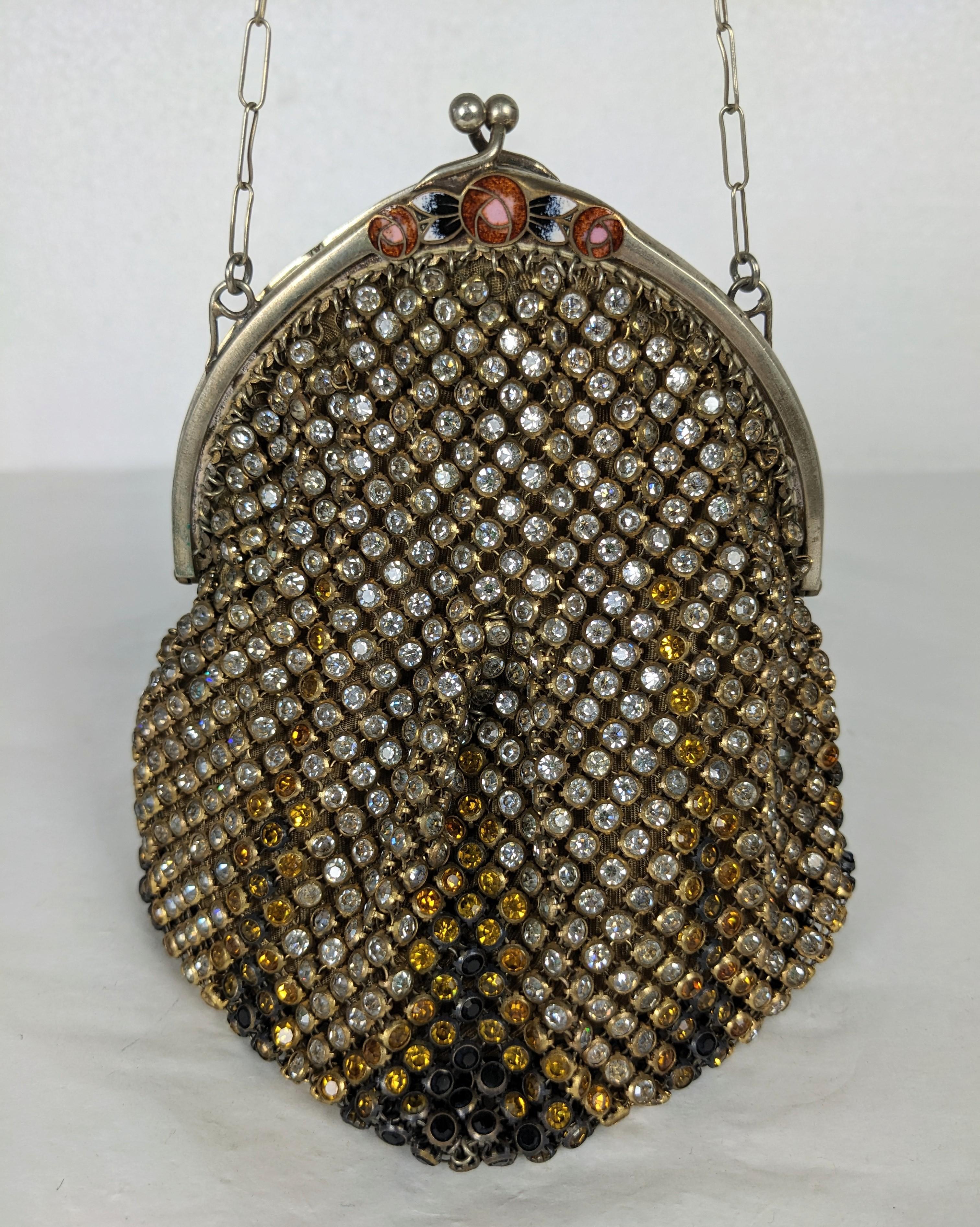 Sac de soirée Art déco en cristal et émail multicolore, cristal, citrine, cristaux de jais sertis avec une rose en émail décorée d'une monture en métal argenté. Les cristaux s'échelonnent de la base vers le haut, du noir à la citrine en passant par