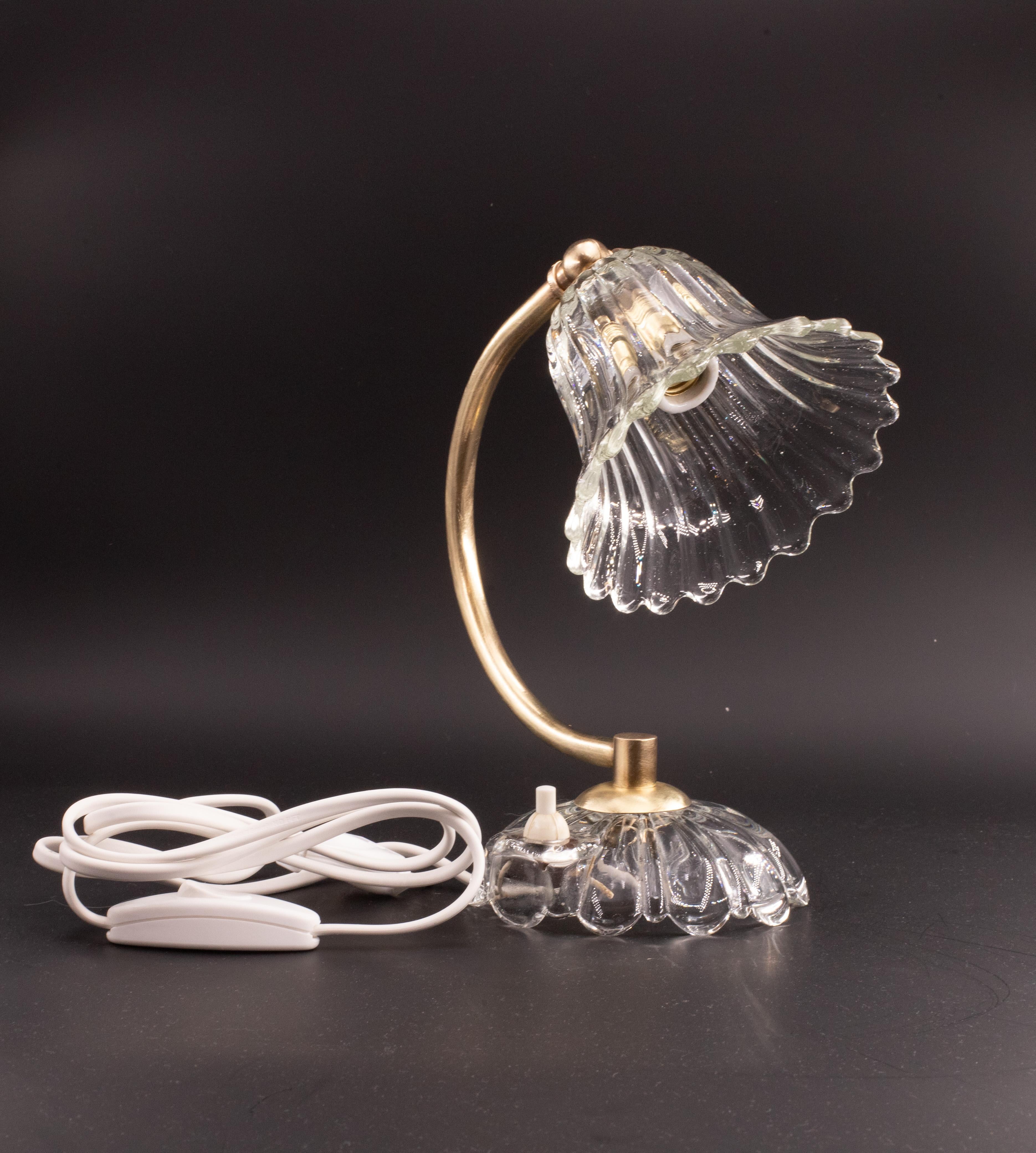Wunderschöne Tischlampe aus Murano-Glas, die den Glashütten Barovier und Toso zugeschrieben wird.

Art-Déco-Stil.

Zeitraum: ca. 1940.

Das Messing der Lampe wurde von einem Fachmann komplett poliert und aufgearbeitet, das Glas ist