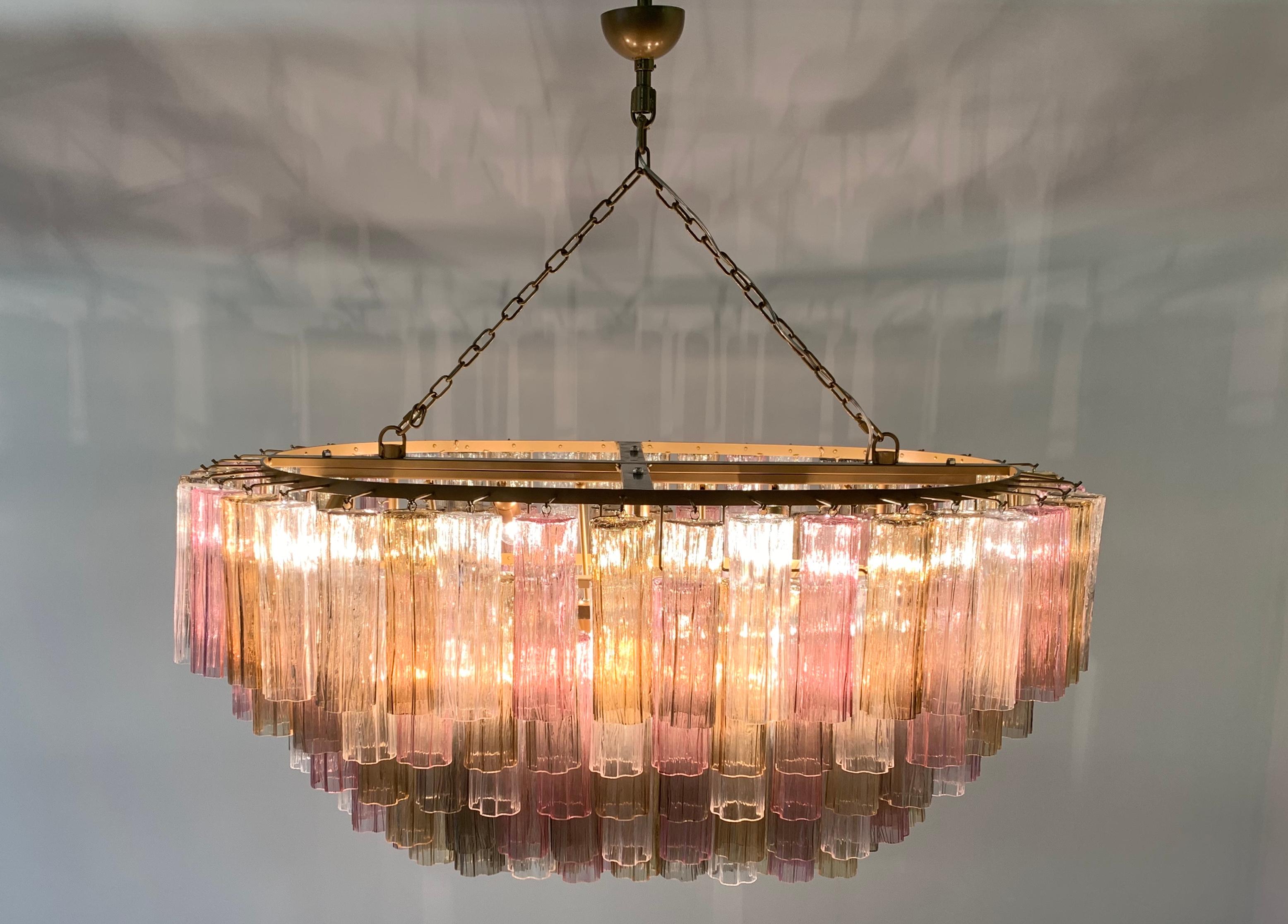 Grand lustre luxueux en verre de Murano dans le style de Venini.
Le lustre est composé de 170 pièces en verre de Murano coloré.