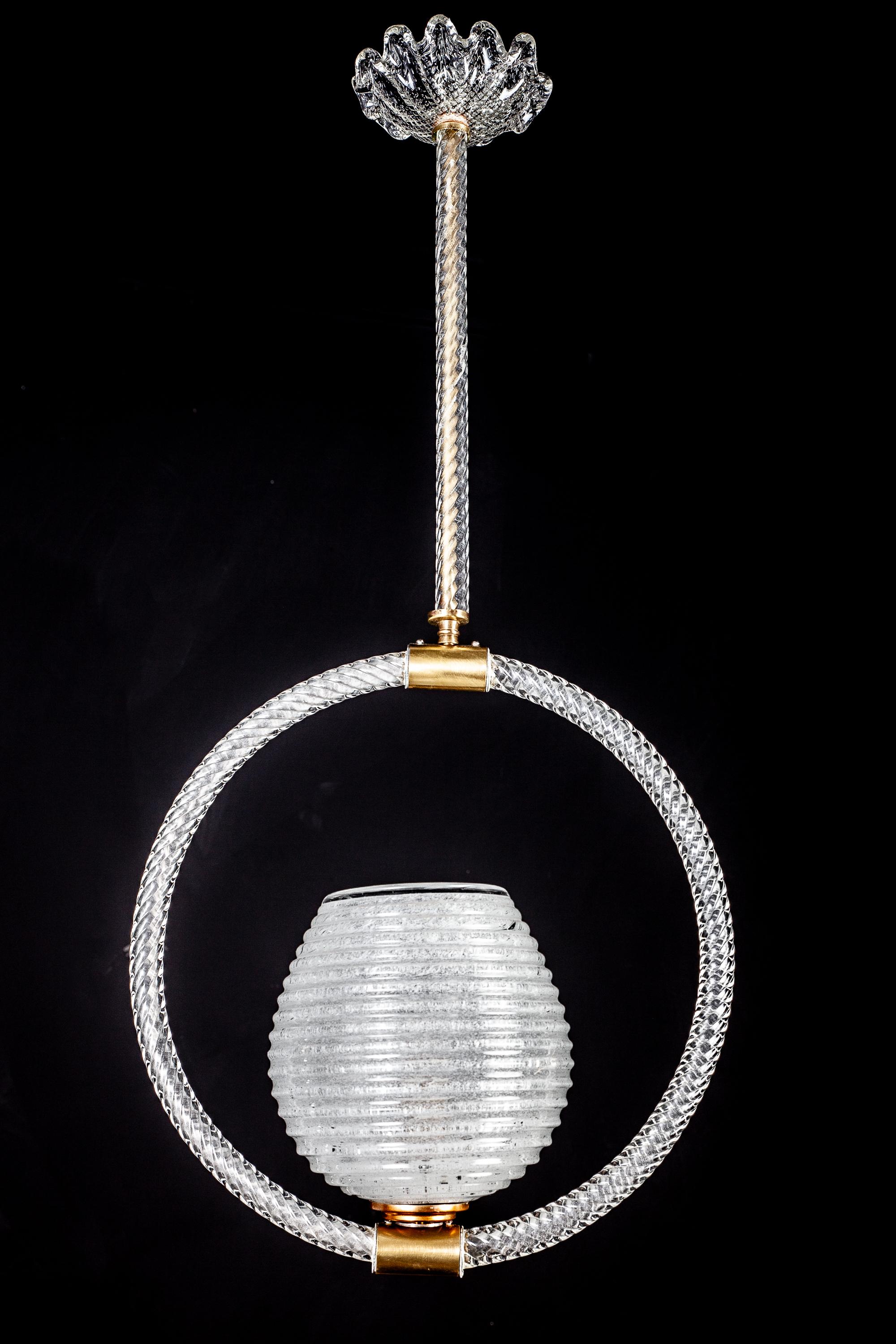Feiner Kronleuchter von Ercole Barovier, in dessen Zentrum ein kostbarer Muranoglasbecher steht. Ein Design von purer Eleganz. Alle hochwertigen Gläser sind in perfektem Zustand.
Eine Glühbirne E 27.