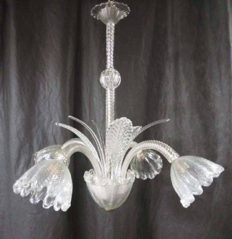 A large completlely Murano handmade blown clear glass chandelier by Ercole Barovier, Italy, 1940s. With four downwards four light-arms with glass tulips and six upwards glass leaves. This beautiful piece is in excellent condition, all elements