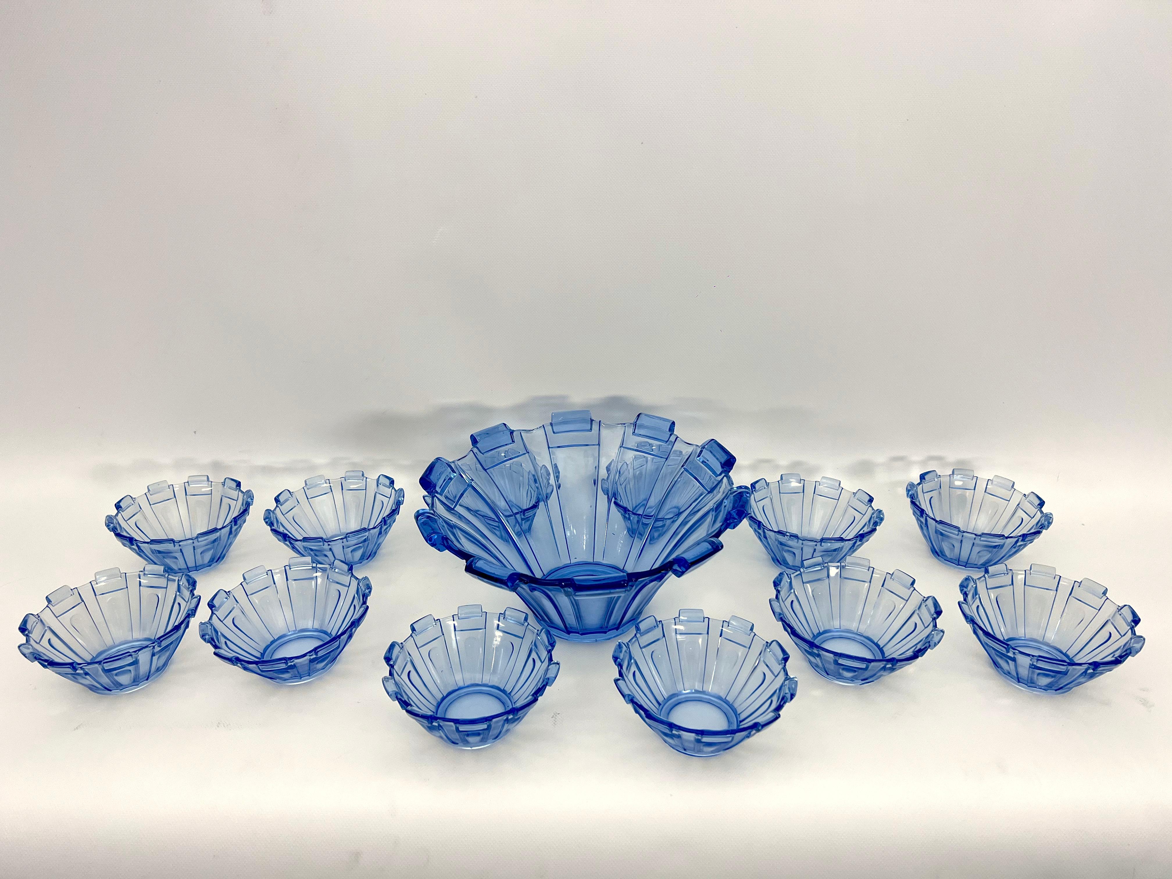 Cet ensemble composé d'un bol et de 12 tasses est fabriqué en verre bleu de Murano et a été produit en Italie dans les années 30 dans le style Art déco. Très bon état général vintage avec de rares petits éclats sous certaines coupes comme le