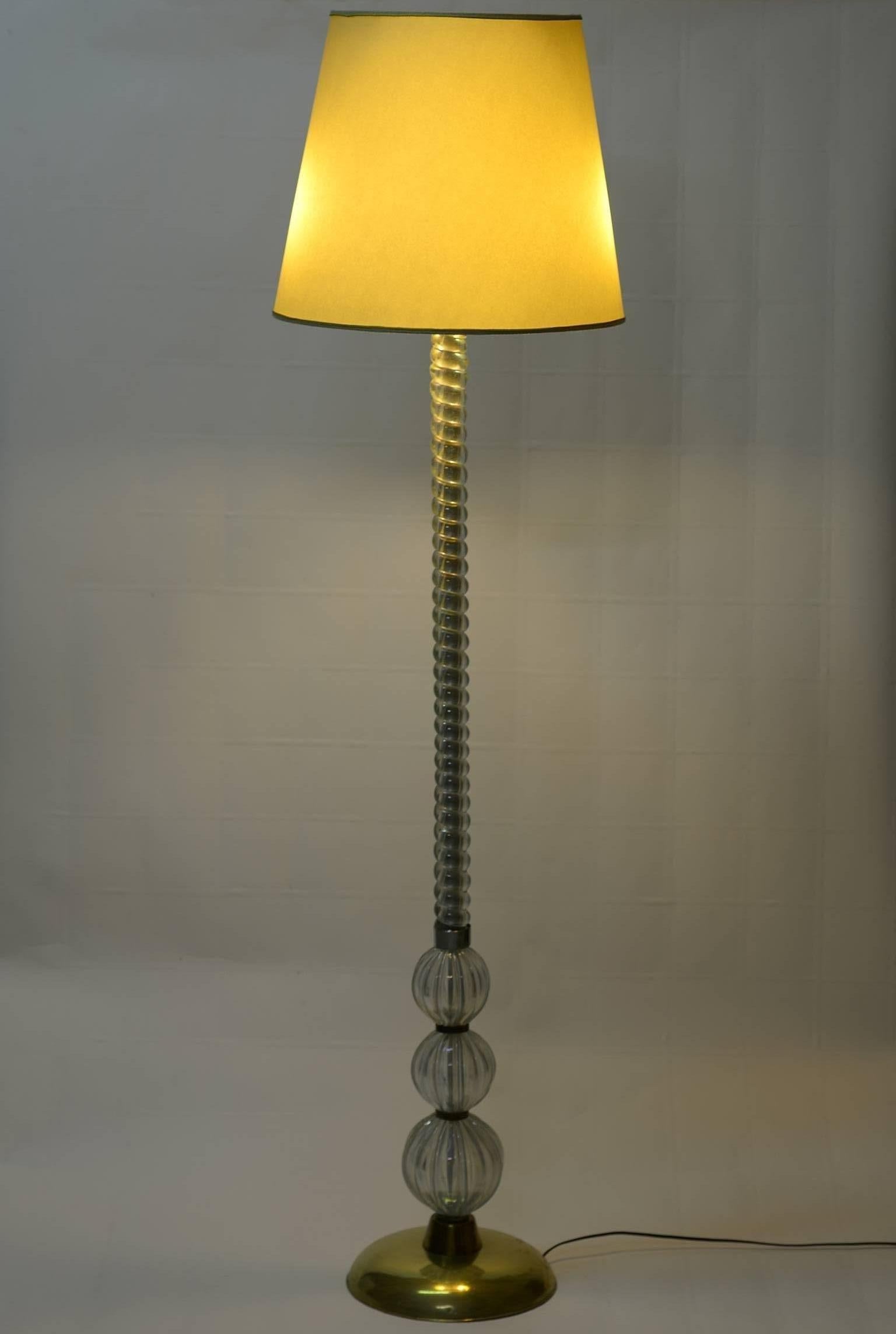 Iridescent blown Murano glass midcentury floor lamp by Barovier.
Brass details.
Murano Venice Italy, end of the 1930s.
Measures are with shade.