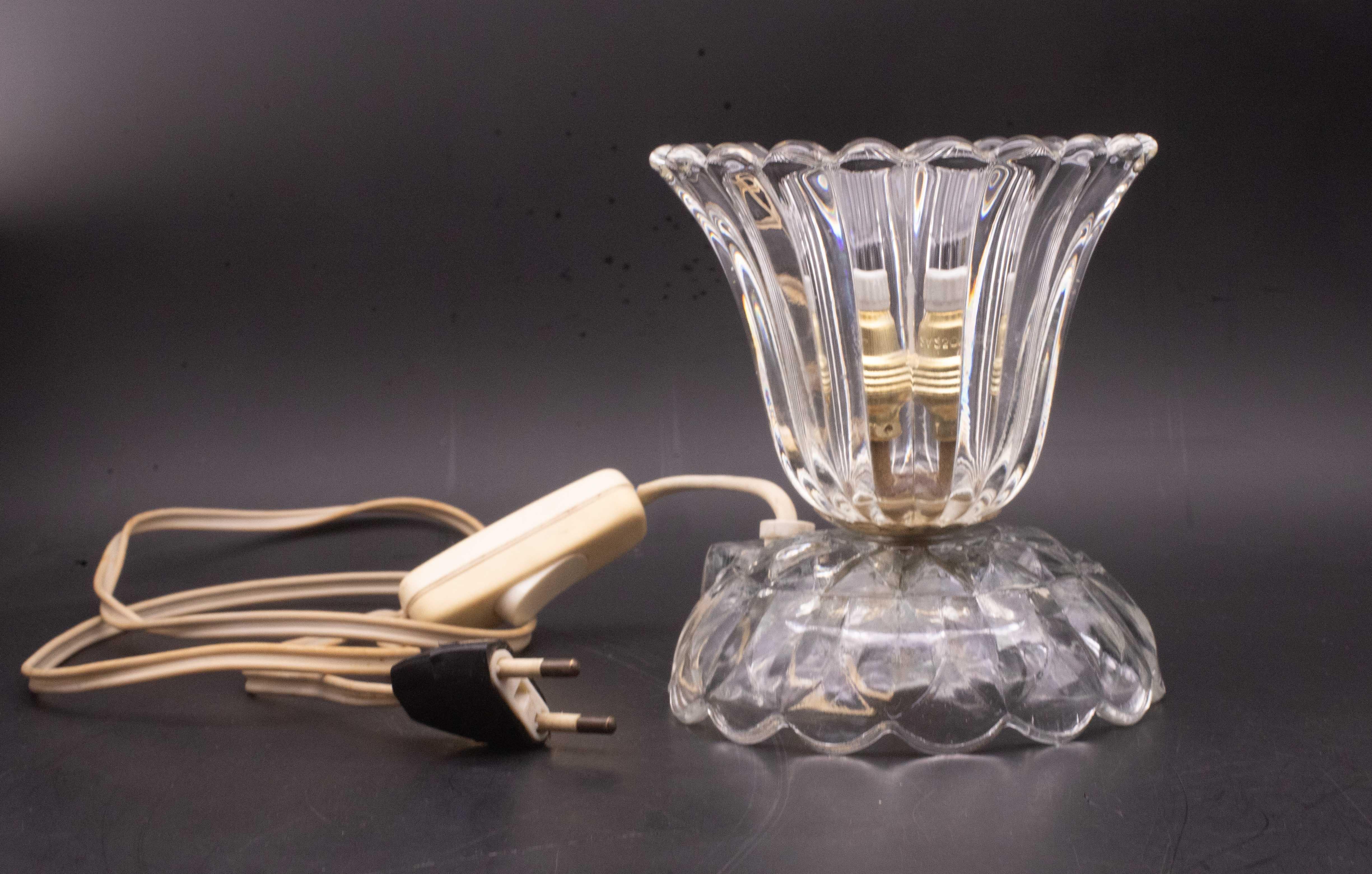 Magnifique lampe de Murano attribuée à la verrerie Barovier&Toso.

Période de conception, années 1950.

Montage d'une lumière, possibilité de câblage pour l'Usa.

Possibilité d'avoir le même lustre assorti, demander ou voir la page du vendeur pour