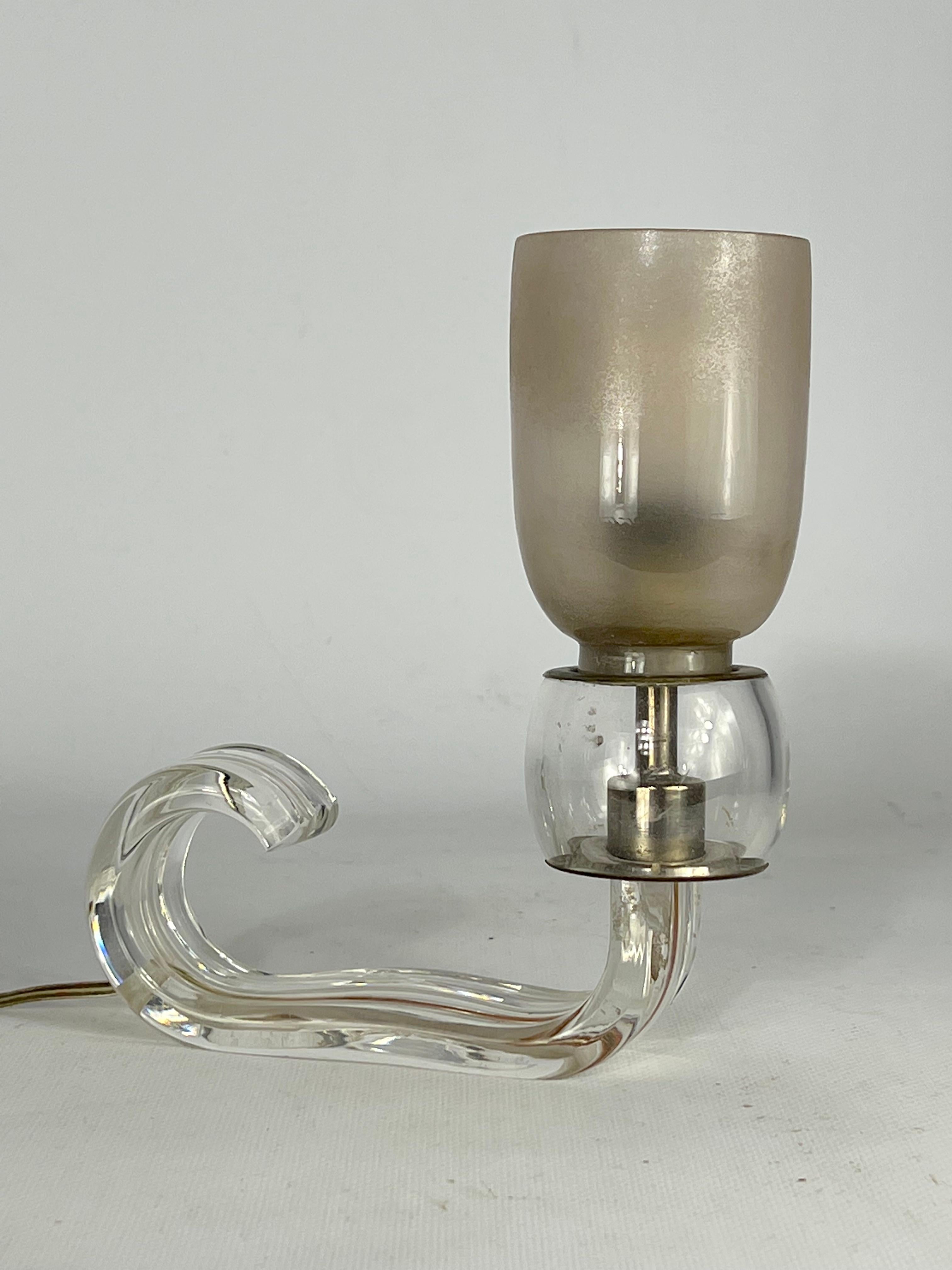 Cette lampe de table en verre de Murano, produite par Barovier dans les années 30, est en excellent état et présente des traces normales d'âge et d'utilisation. Pas de fissures ni d'éclats. Il est équipé d'une seule douille pour une lampe E14.