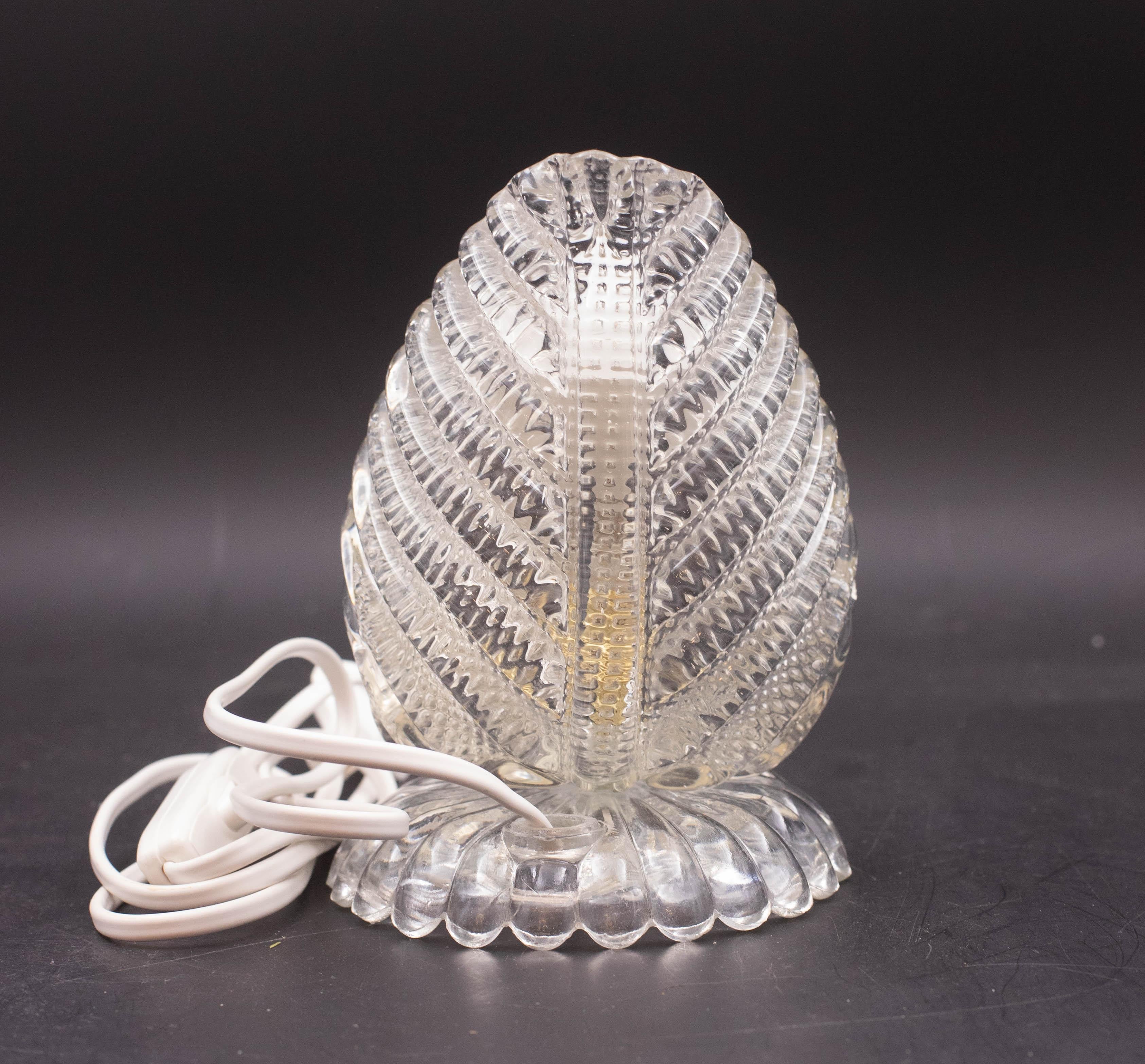 Magnifique lampe de Murano attribuée à la verrerie Barovier&Toso en forme de feuille.

Période de conception, années 1950.

Montage d'une lumière, possibilité de câblage pour l'Usa.

Possibilité d'avoir le même lustre assorti, demander ou voir la