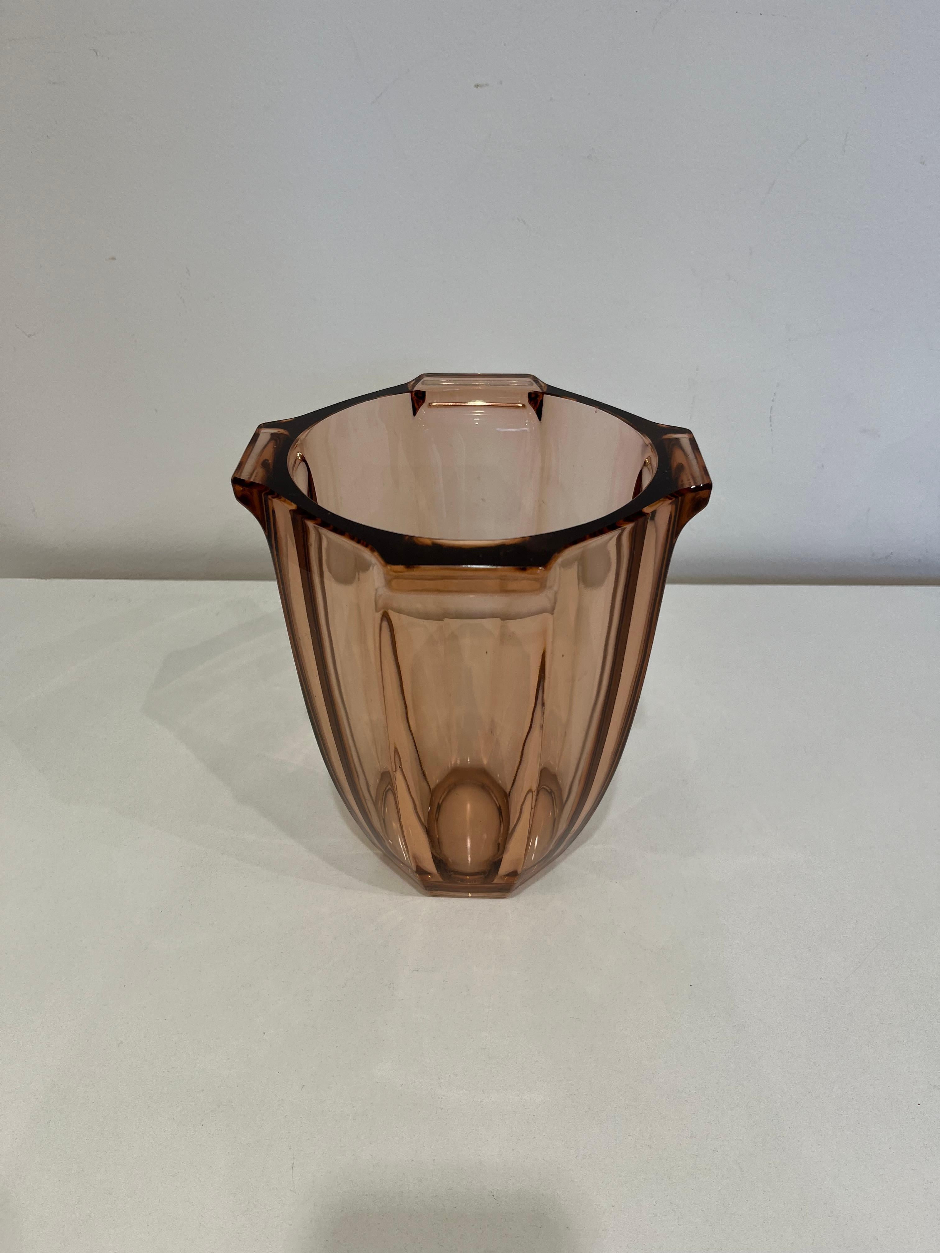 Art Deco Murano glass vase, 1930s
Intact and in excellent condition, it has always belonged to my family. Very small air bubbles can be glimpsed inside the glass. This testifies to the craftsmanship of the Murano glass masters.