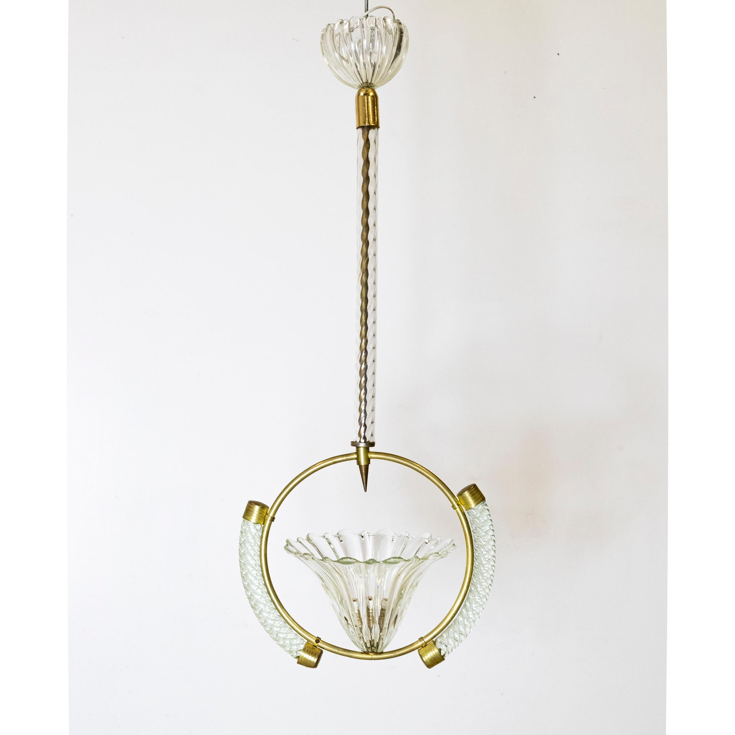 Très jolie lampe italienne en verre de Murano par Ercole Barovier, c.C. années 1930

La longue tige en laiton est suspendue à une rose cannelée en verre et est enveloppée de verre de Murano. Le délicat luminaire en forme de bol repose dans un orbe