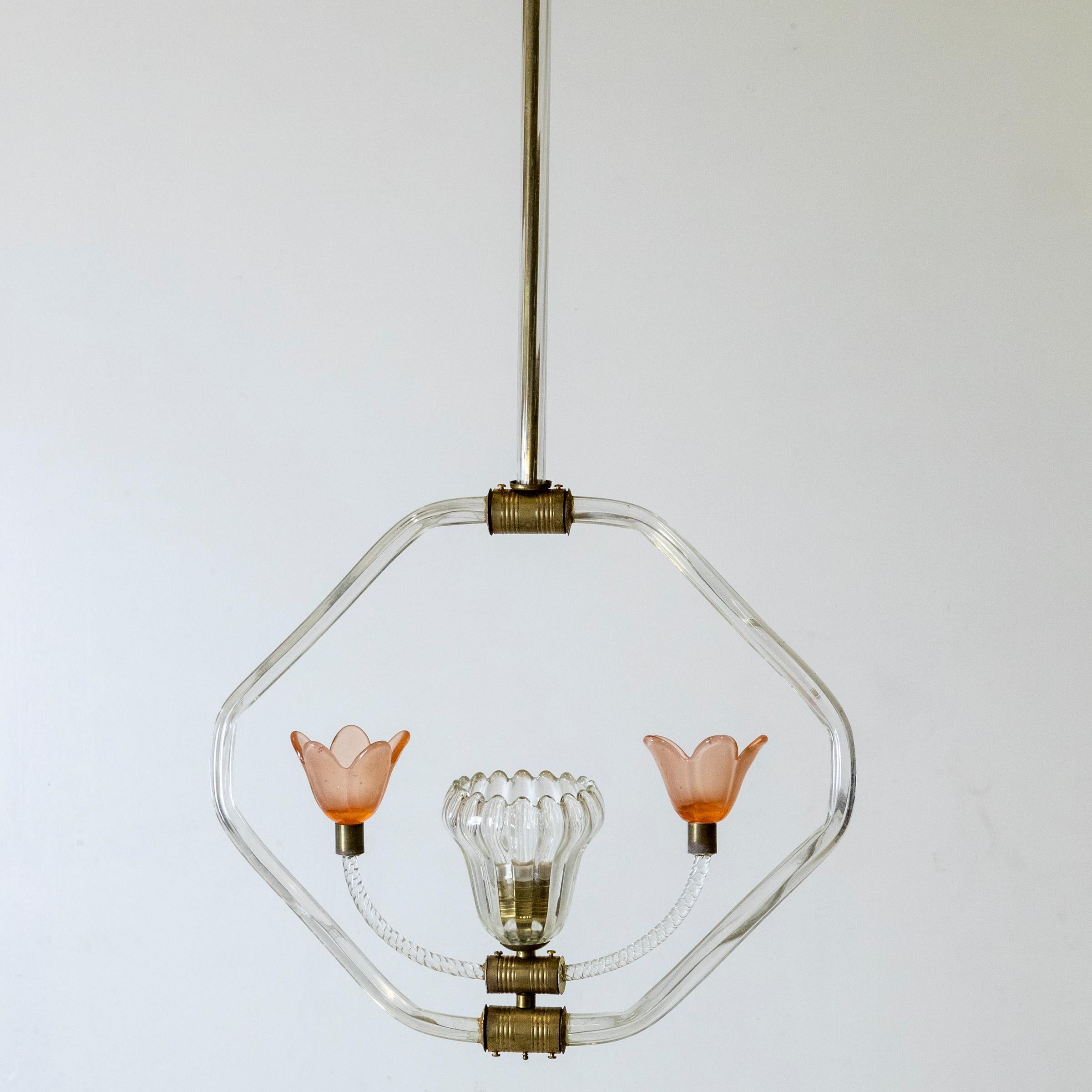 Un'eccezionale plafoniera in vetro di Murano in stile Art Déco, realizzata da Barovier&Toso, uno dei più celebri produttori di vetro veneziani.

Il pezzo distintivo è caratterizzato da un'imponente cornice ottagonale in vetro trasparente con