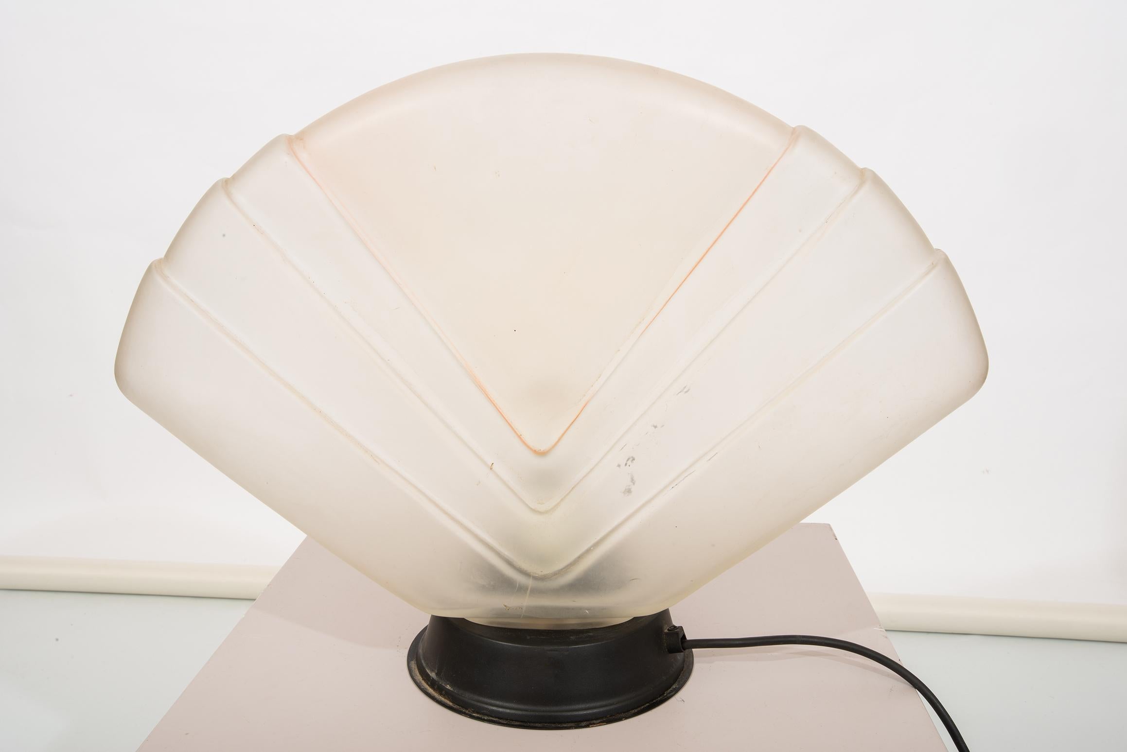 Unusual Art Deco table lamp from Murano with an interesting price ! Simple and elegant: to set in a sitting room, on a desk, a commode.
O/8293.