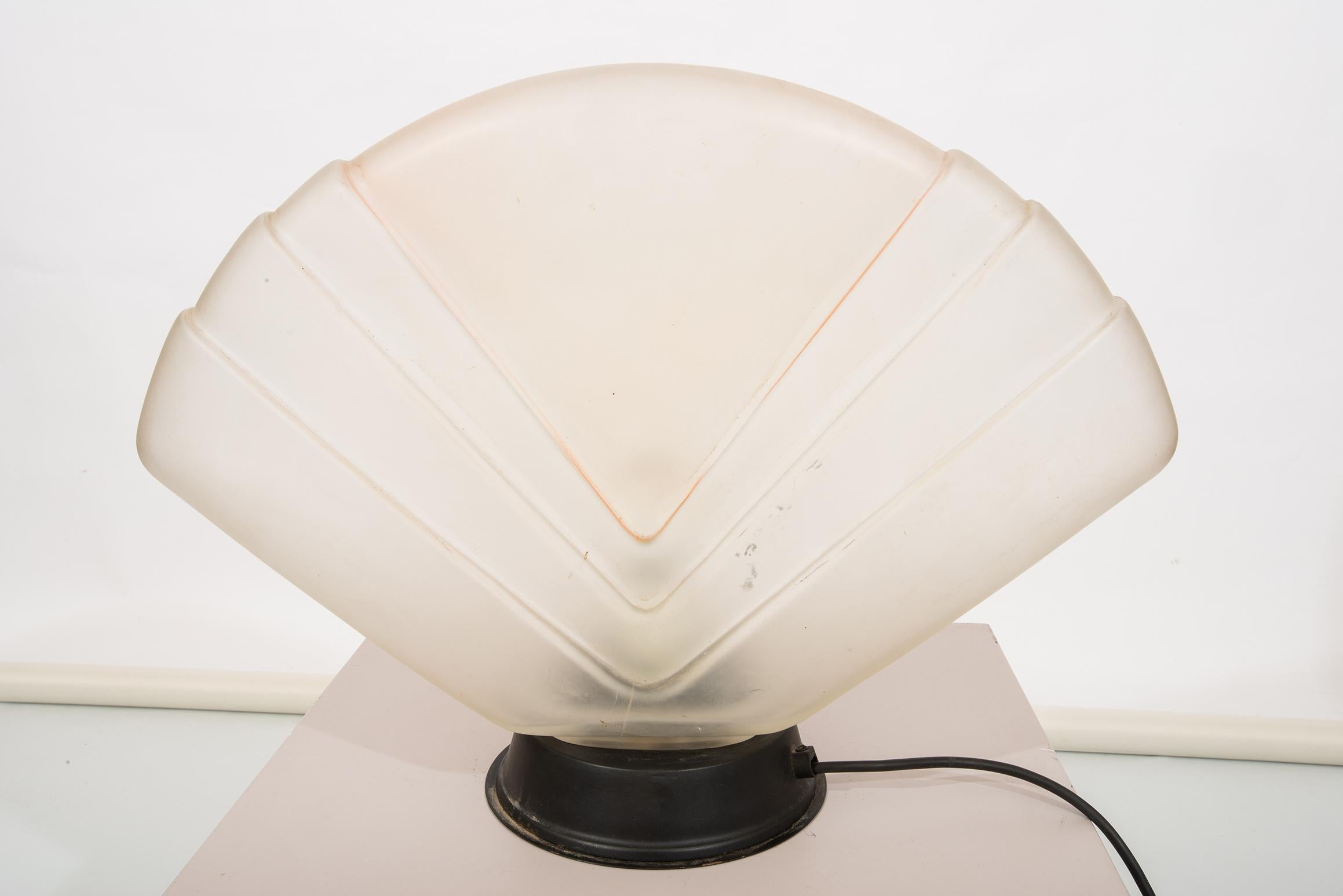 Insolite lampe de table Art Déco de Murano à un prix intéressant ! Simple et élégant : à poser dans un salon, sur un bureau, une commode.
Il y avait une commande de 1stdibs, mais je ne la trouvais plus : Je l'avais caché dans l'entrepôt pour qu'une