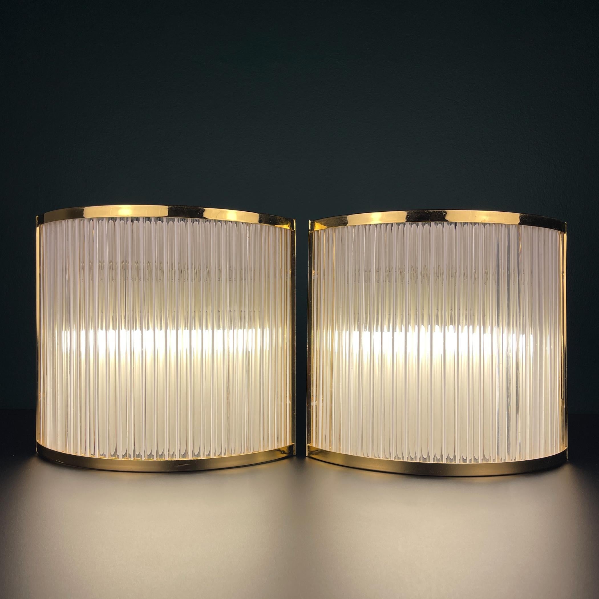 Amazing murano pair of sconces in the style of Art Deco by De Majo, made in Italy in the 1970s.
Murano glassmaking techniques with innovative designs. Known for its artistic lighting fixtures, De Majo’s creations often reflect mid-century and modern