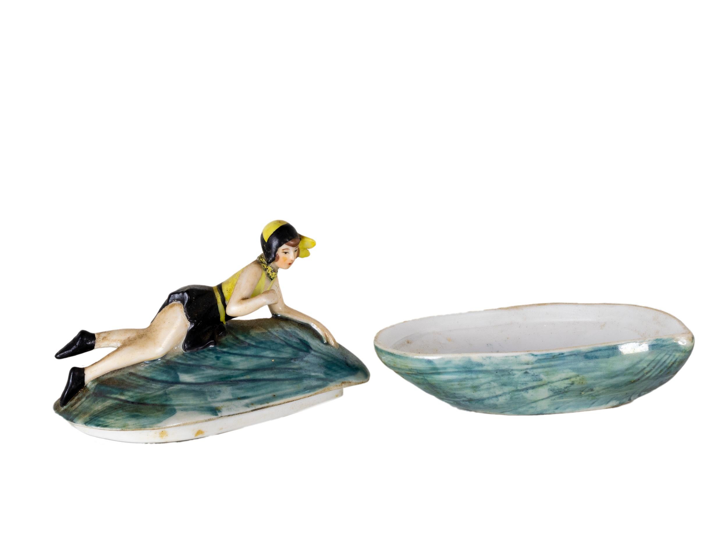 Art Deco Mussel Shell Rice Powder Box Pin Up Woman Porcelain by Goebel, 1929 In Good Condition For Sale In Lisbon, PT