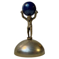 Adorno mitológico Art Déco de bronce de Atlas, años 20