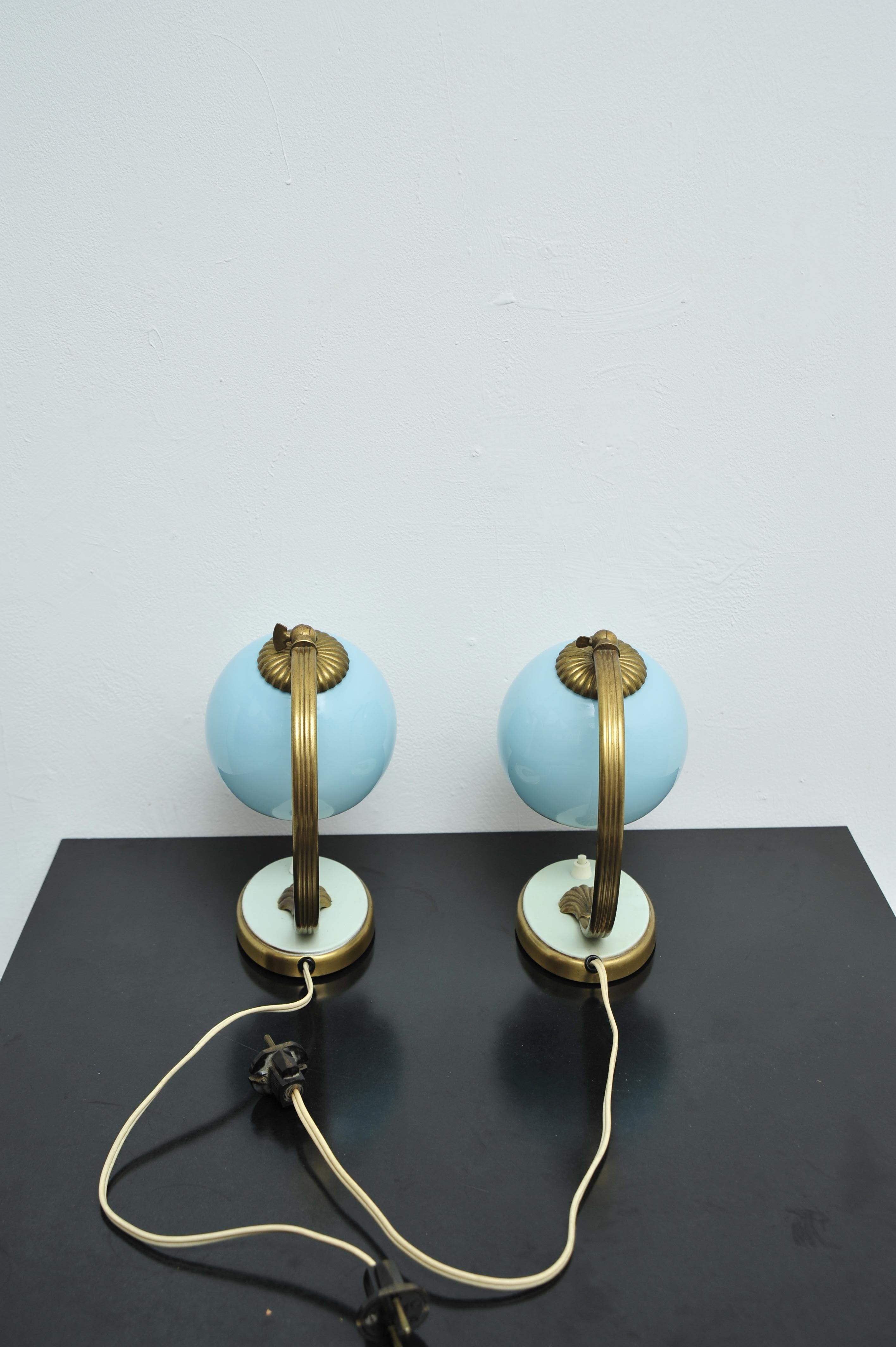 Art Deco Nachttischlampen Blaues Glas Bronzefüße 2er Set 1920 im Zustand „Gut“ im Angebot in Wiesbaden, DE