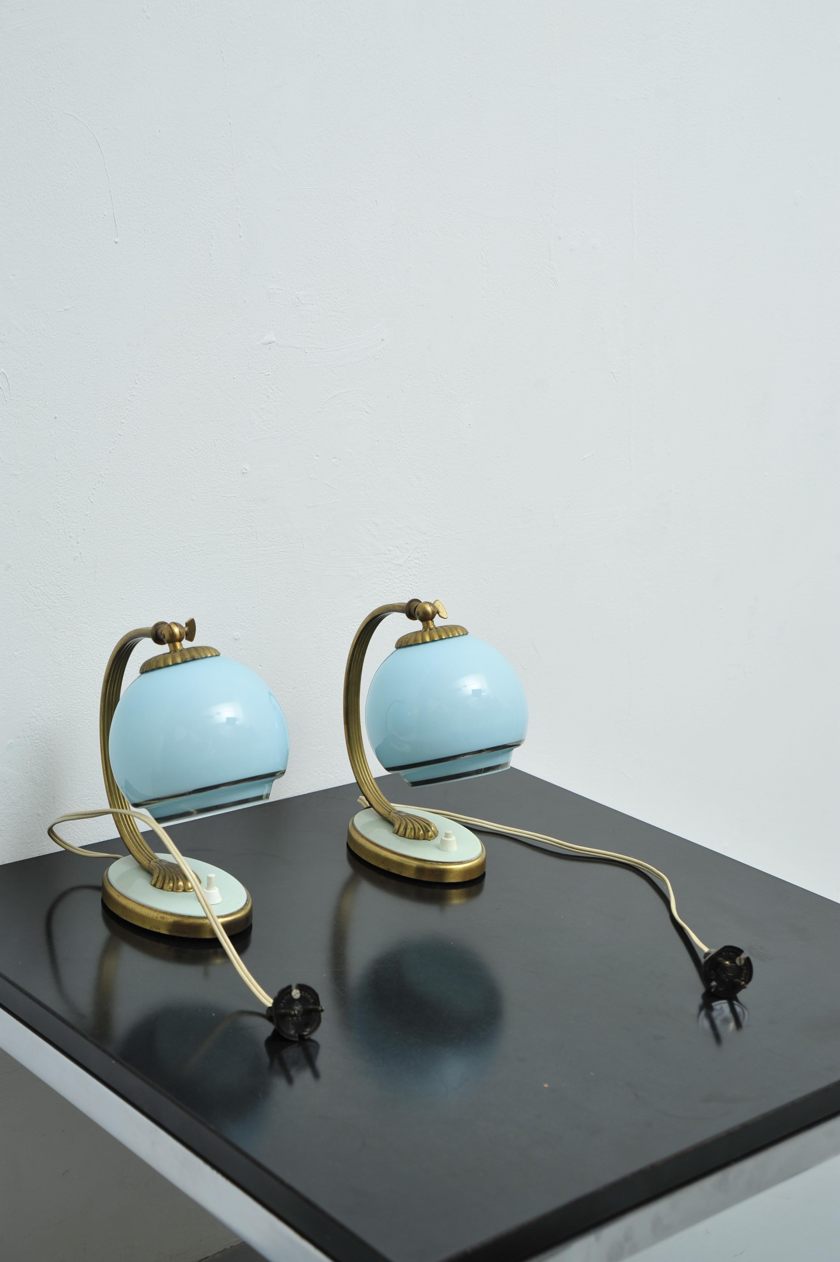Art Deco Nachttischlampen Blaues Glas Bronzefüße 2er Set 1920 (20. Jahrhundert) im Angebot