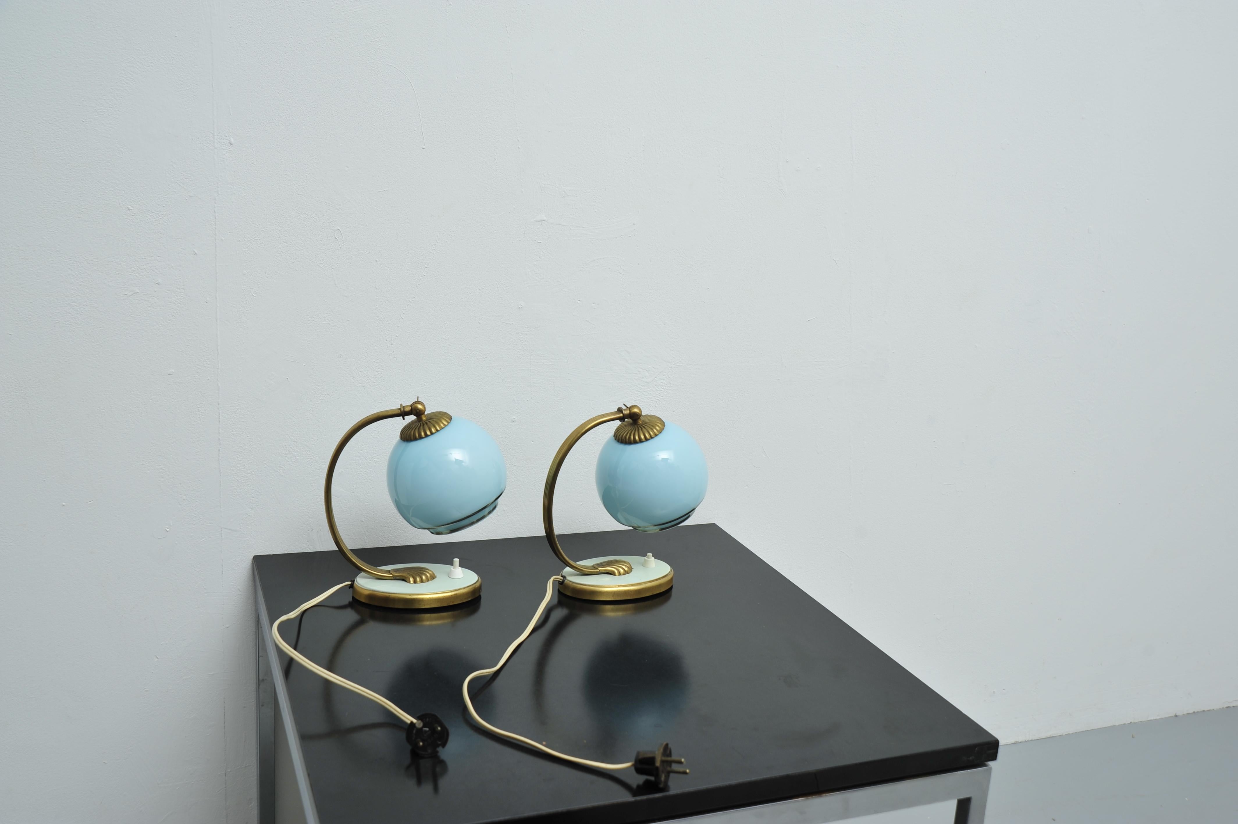 Art Deco Nachttischlampen Blaues Glas Bronzefüße 2er Set 1920 im Angebot 1