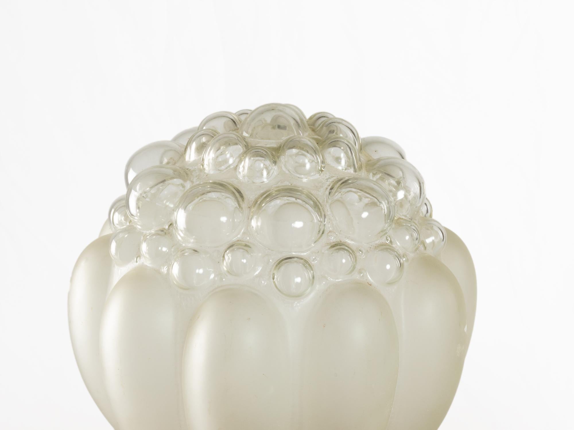 Eine elegante Art-Déco-Tischlampe mit geblasenem Glasschirm und poliertem Chromsockel in Sechseckform.

Der mundgeblasene Glasschirm hat eine perlmuttartige Oberfläche, die das Licht sanft einfängt und einen warmen und raffinierten Schein