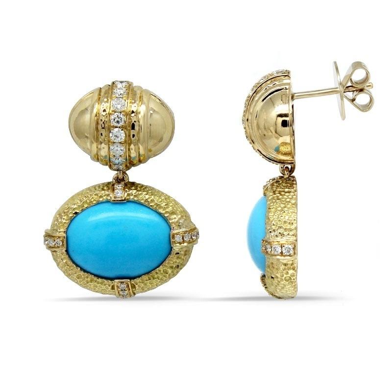 Estos atrevidos pendientes presentan una llamativa combinación de cabujones ovalados de turquesa (21,08 cts) y diamantes brillantes redondos (0,80 cts), engastados en oro amarillo de 18 quilates texturizado. El rico acabado martillado del oro crea