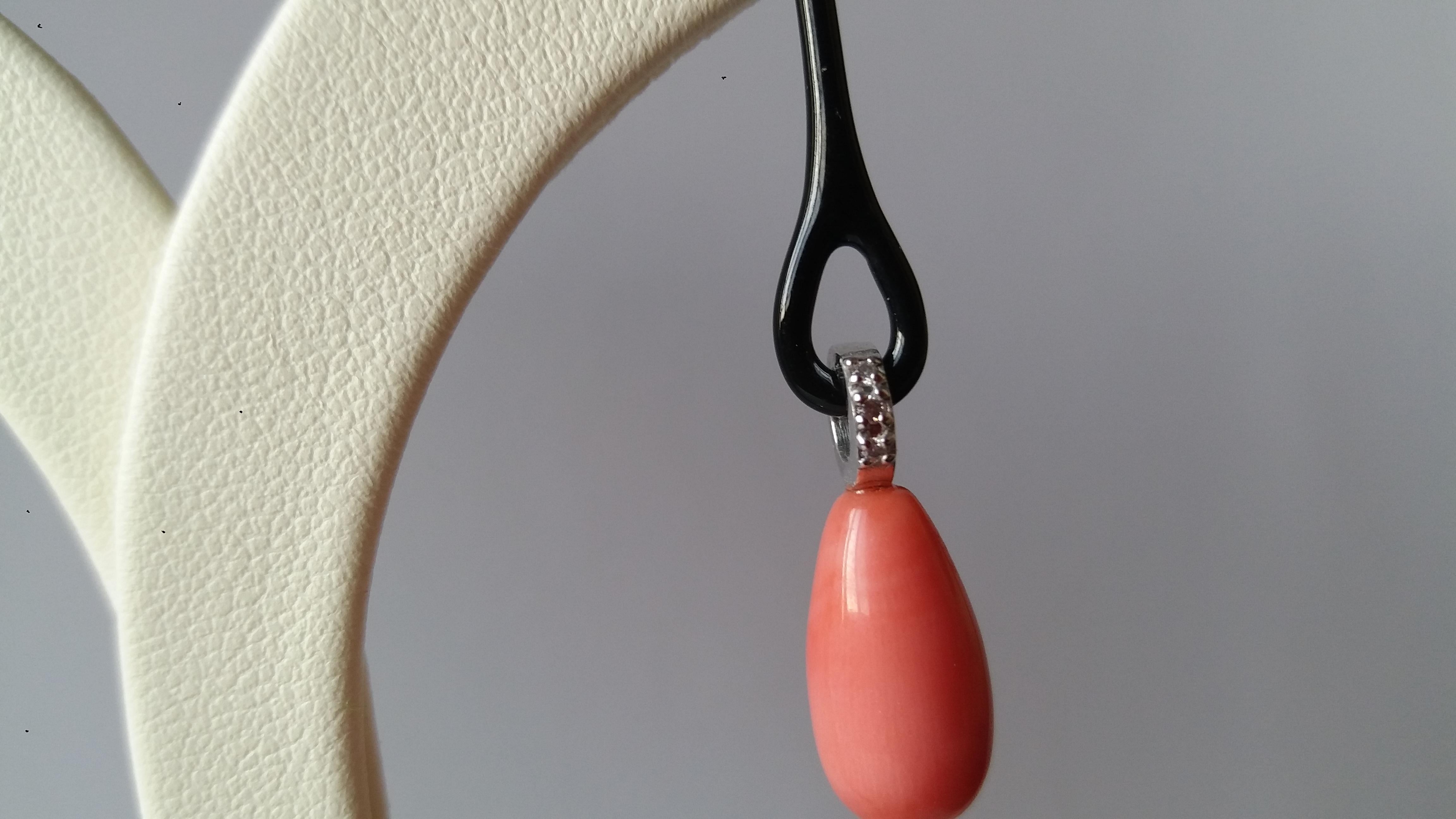 Pendants d'oreilles en corail naturel, or et diamants, émail noir, style Art Déco Bon état - En vente à Bangkok, TH