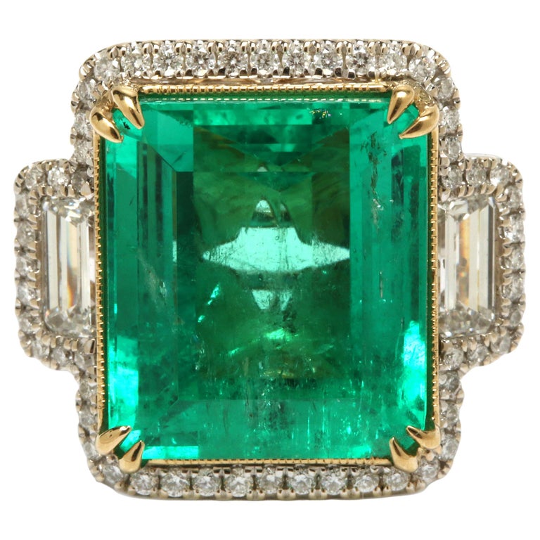 Art Deco Natural Emerald and Diamond White Gold Wedding Ring, Halo