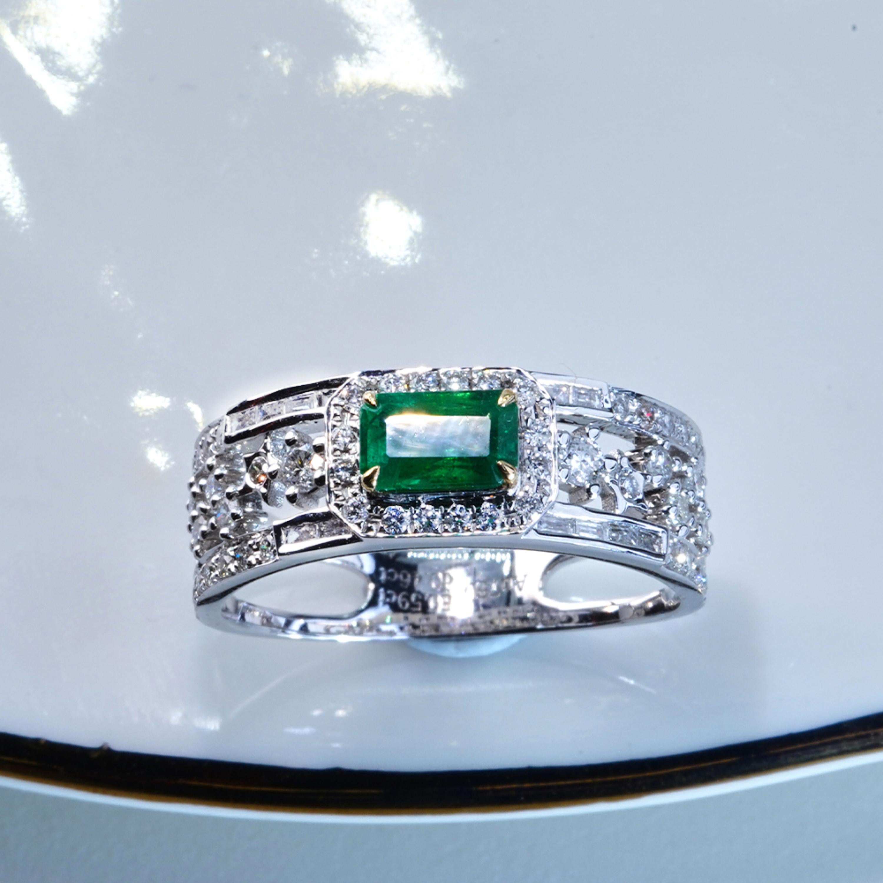 18K Gold Natural Emerald and Diamond Antique Art Deco Style Engagement Band Ring For Sale 1