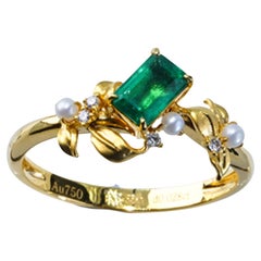 Anello in oro 18 carati con smeraldo naturale e diamante e perla in stile Art Deco antico