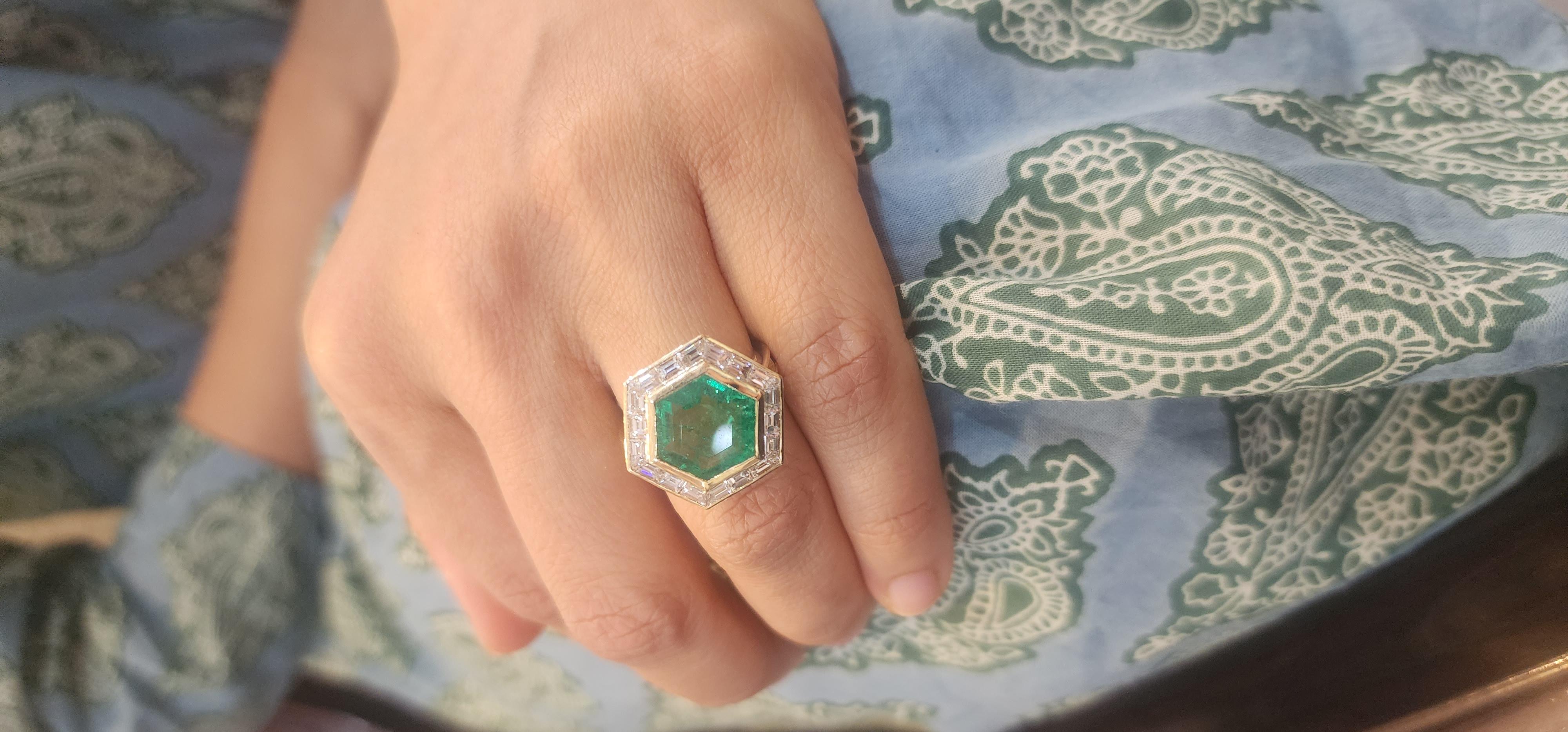 Art deco style  Natural high quality zambian Emerald & diamond ring 18k gold For Sale 1