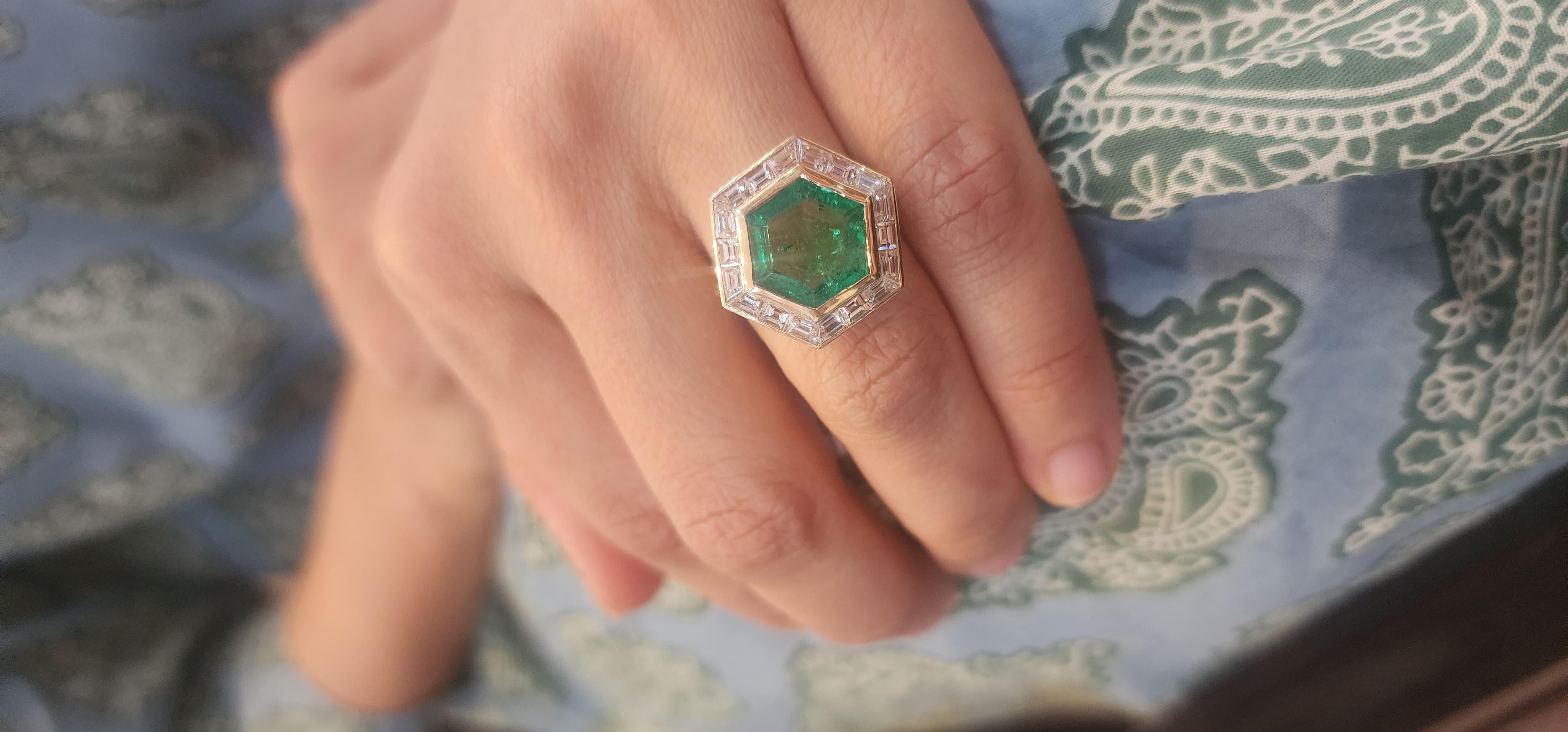 Art deco style  Natural high quality zambian Emerald & diamond ring 18k gold For Sale 2