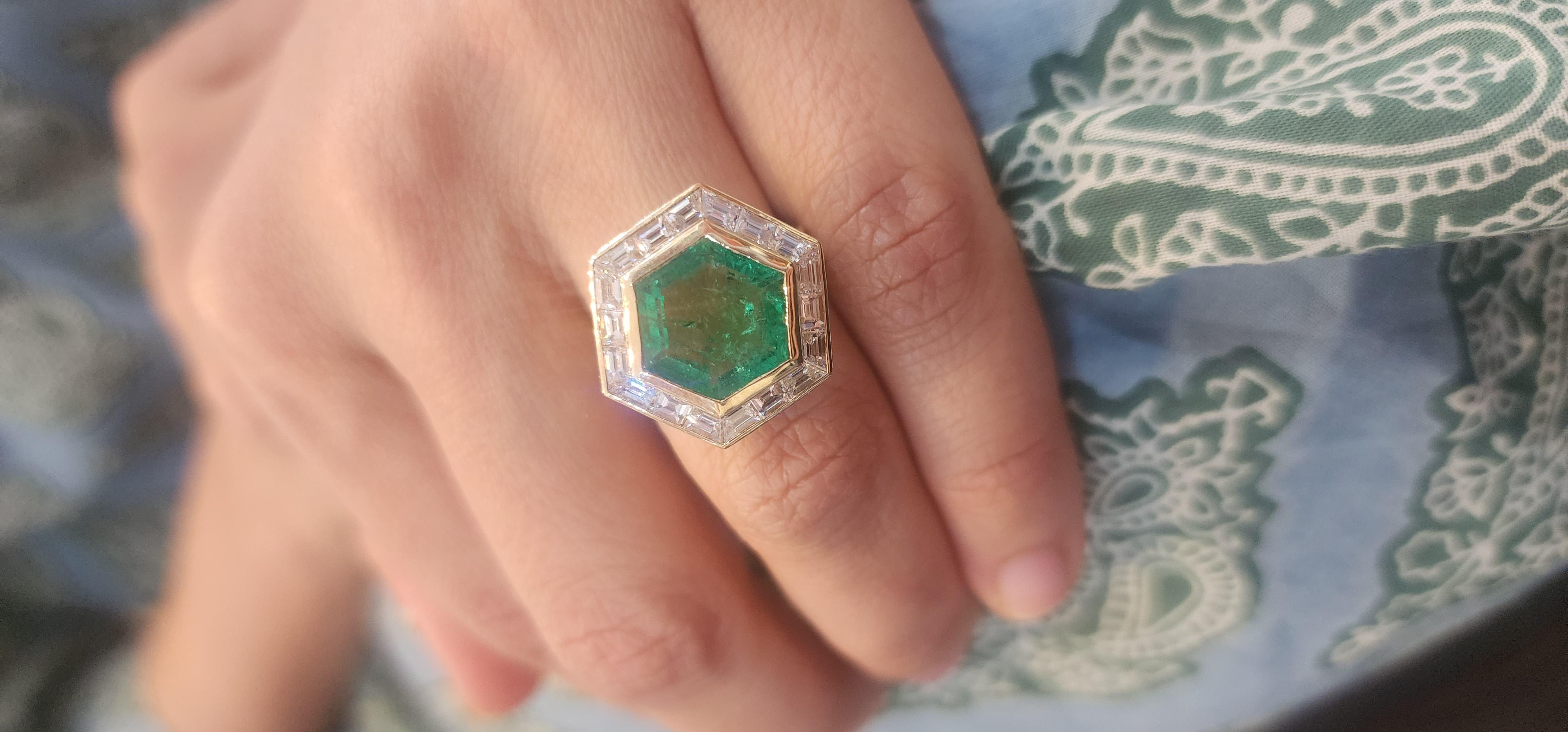 Art deco style  Natural high quality zambian Emerald & diamond ring 18k gold For Sale 3