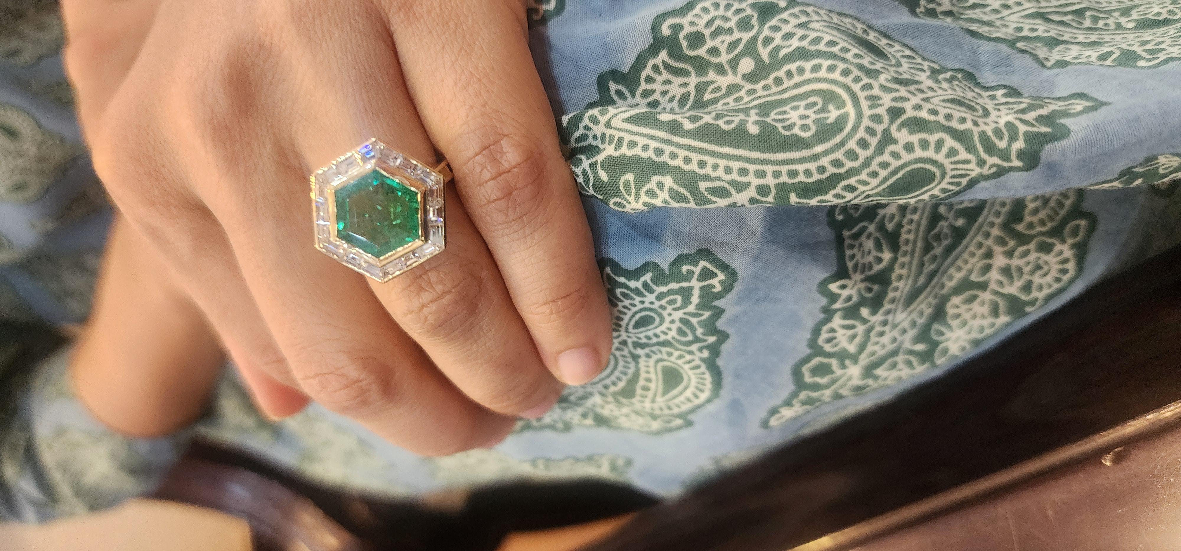 Art deco style  Natural high quality zambian Emerald & diamond ring 18k gold For Sale 4