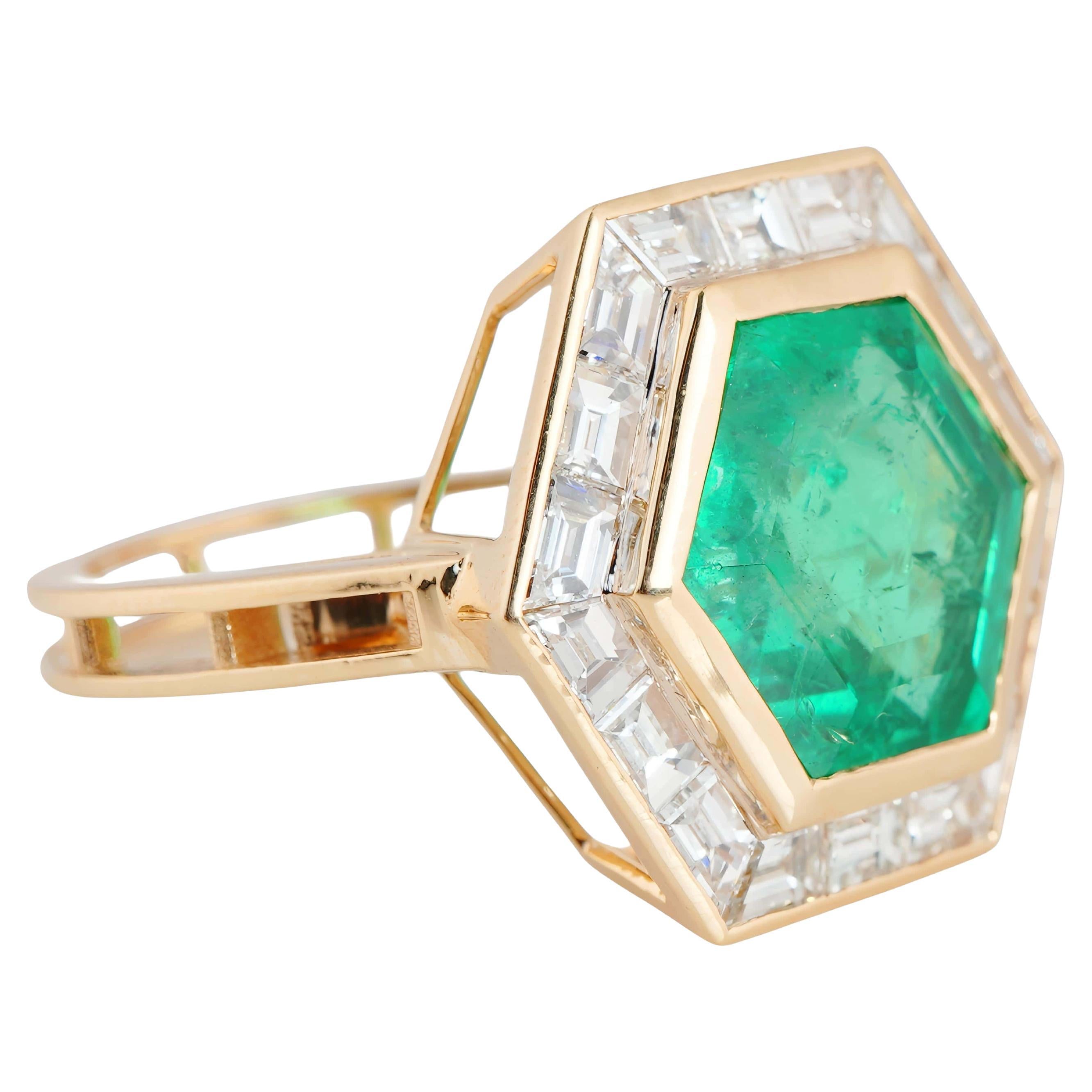 Ring aus 18 Karat Gold mit natürlichem, hochwertigem zambianischem Smaragd und Diamanten im Art-déco-Stil (Art déco) im Angebot