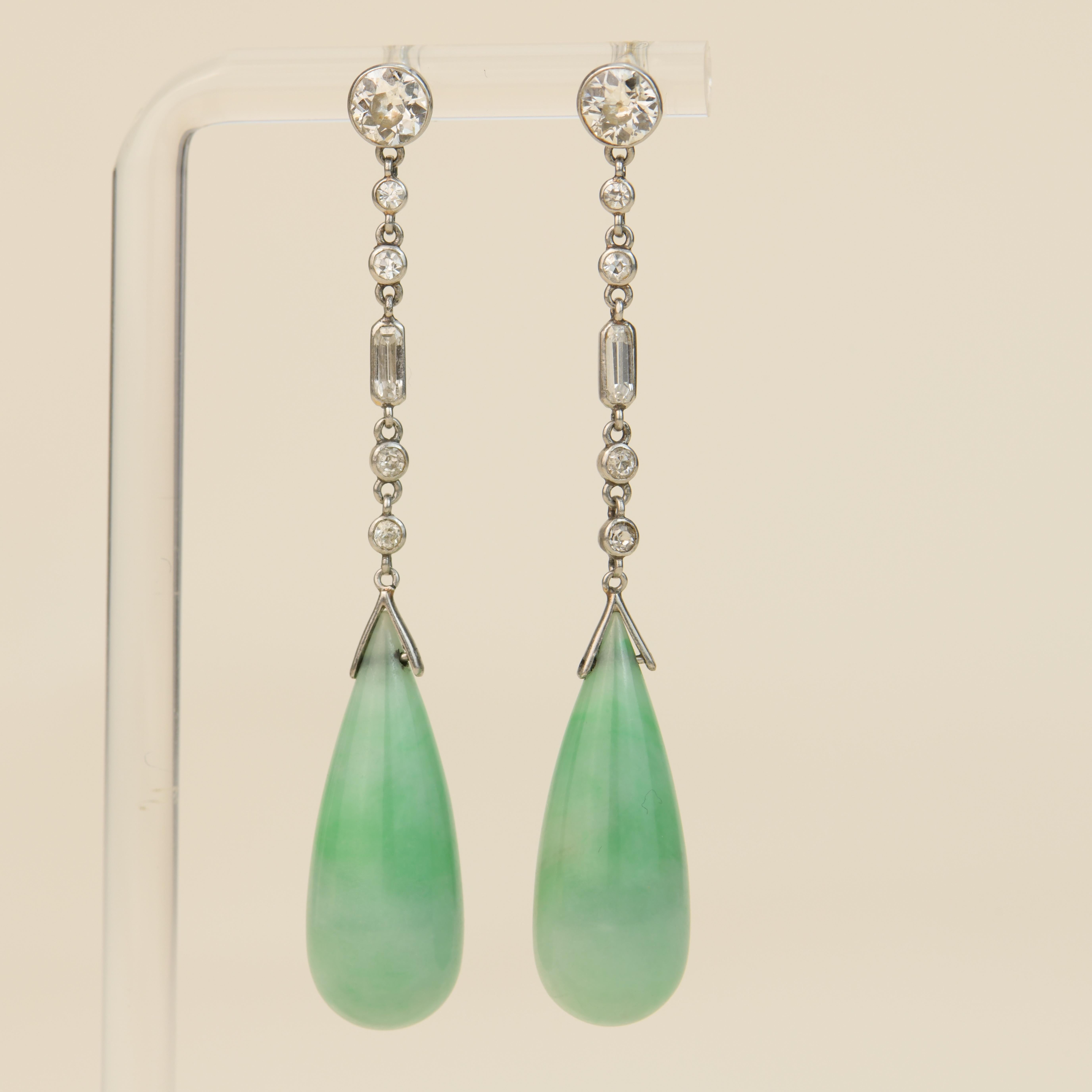 Art Deco Natural Jade Jadeite Diamond Platinum Drop Earrings In Excellent Condition For Sale In Banbury, GB