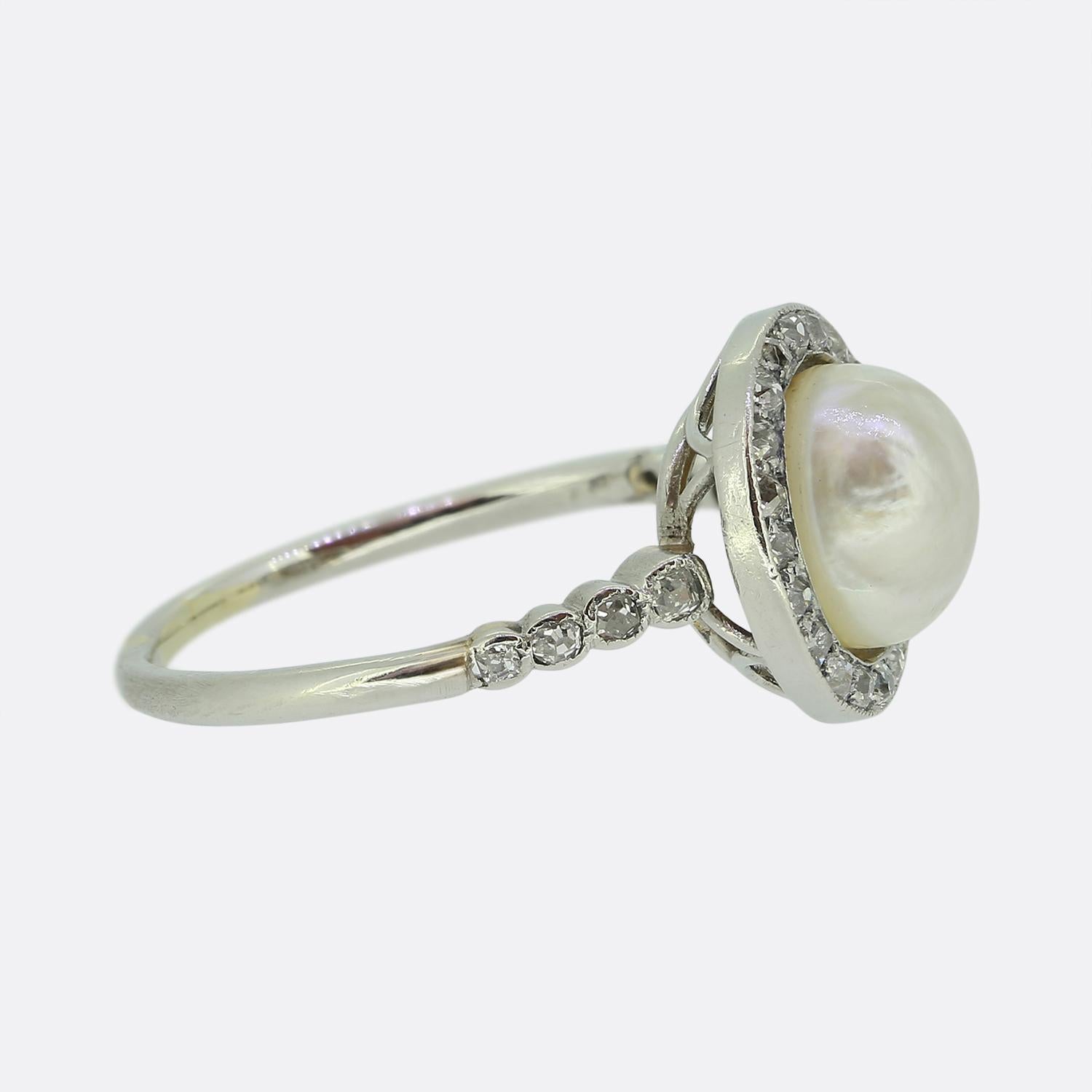 Art Déco Anello Art Deco con perle naturali e diamanti a grappolo in vendita