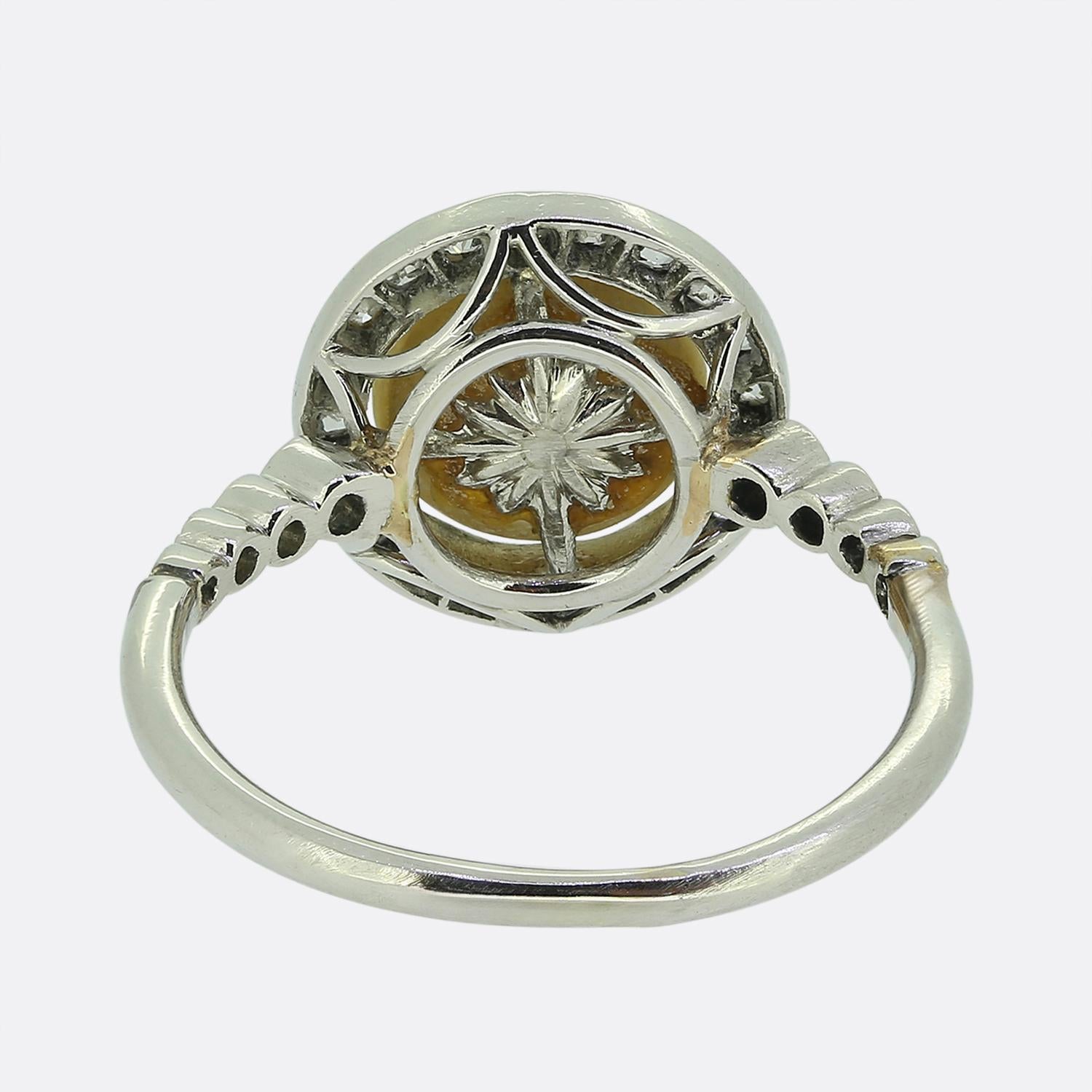 Taglio rotondo Anello Art Deco con perle naturali e diamanti a grappolo in vendita
