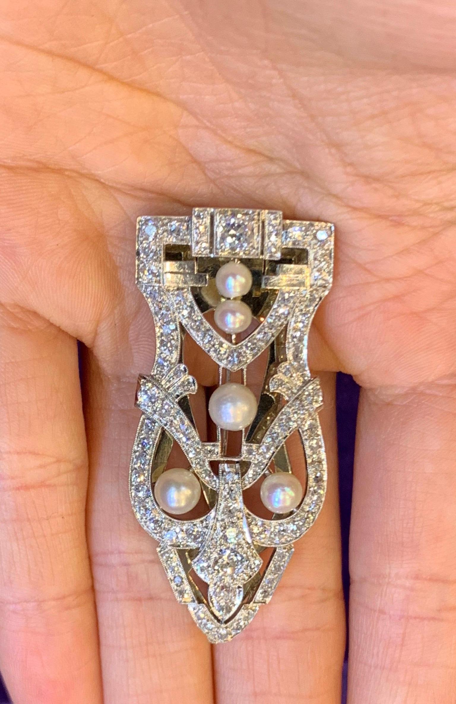 Broche à clip en perles naturelles Art Déco

5 perles naturelles & 98 diamants taille ronde d'environ 2,90 cts, sertis en platine

Fabriqué vers 1920

Mesures : 2