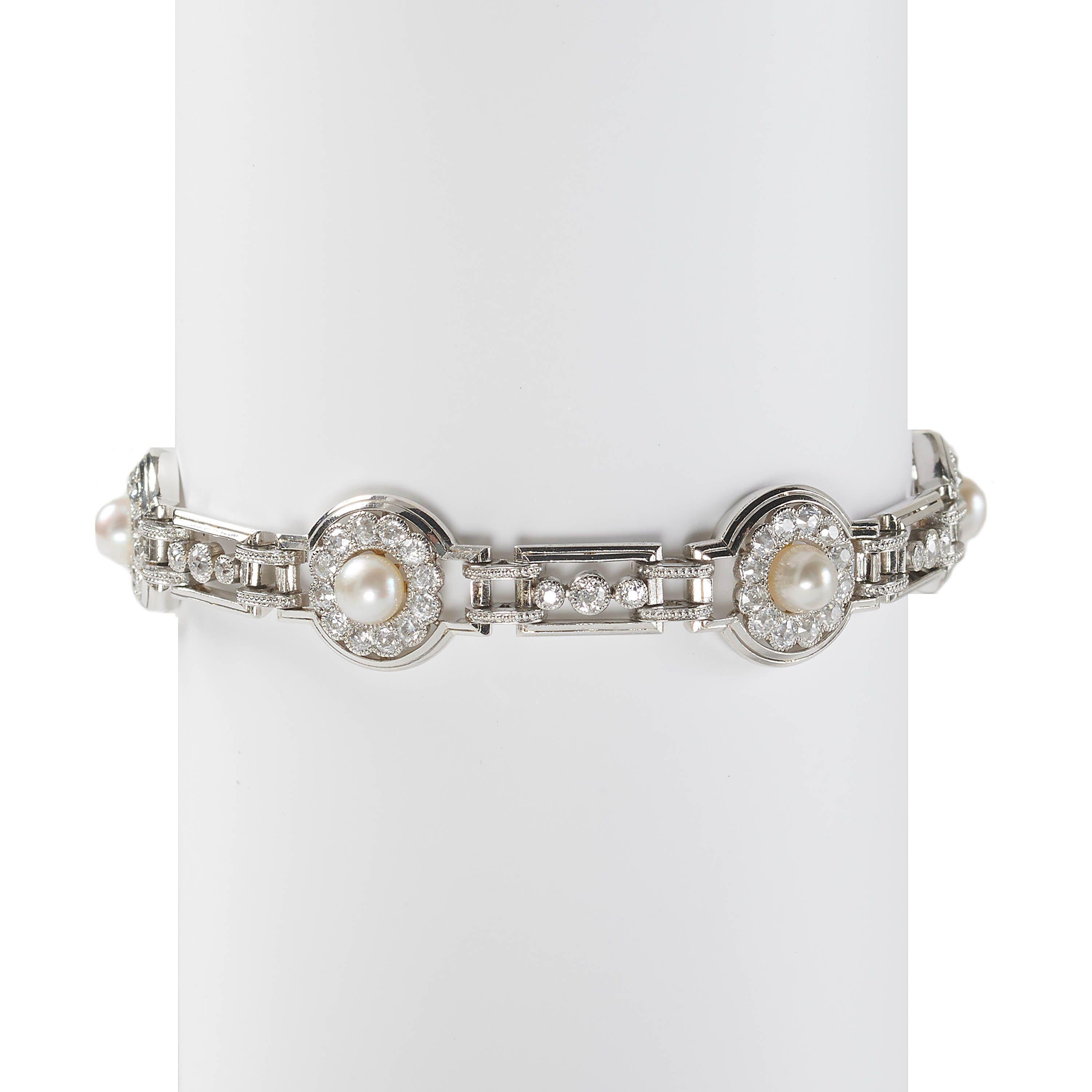 Bracciale Art Déco in perle naturali, diamanti e platino, con un design a cerchi e rettangoli alternati, con sei anelli graduali in platino a due file, ciascuno con grappoli, incastonati di perle naturali bouton, su montature in oro, al centro di