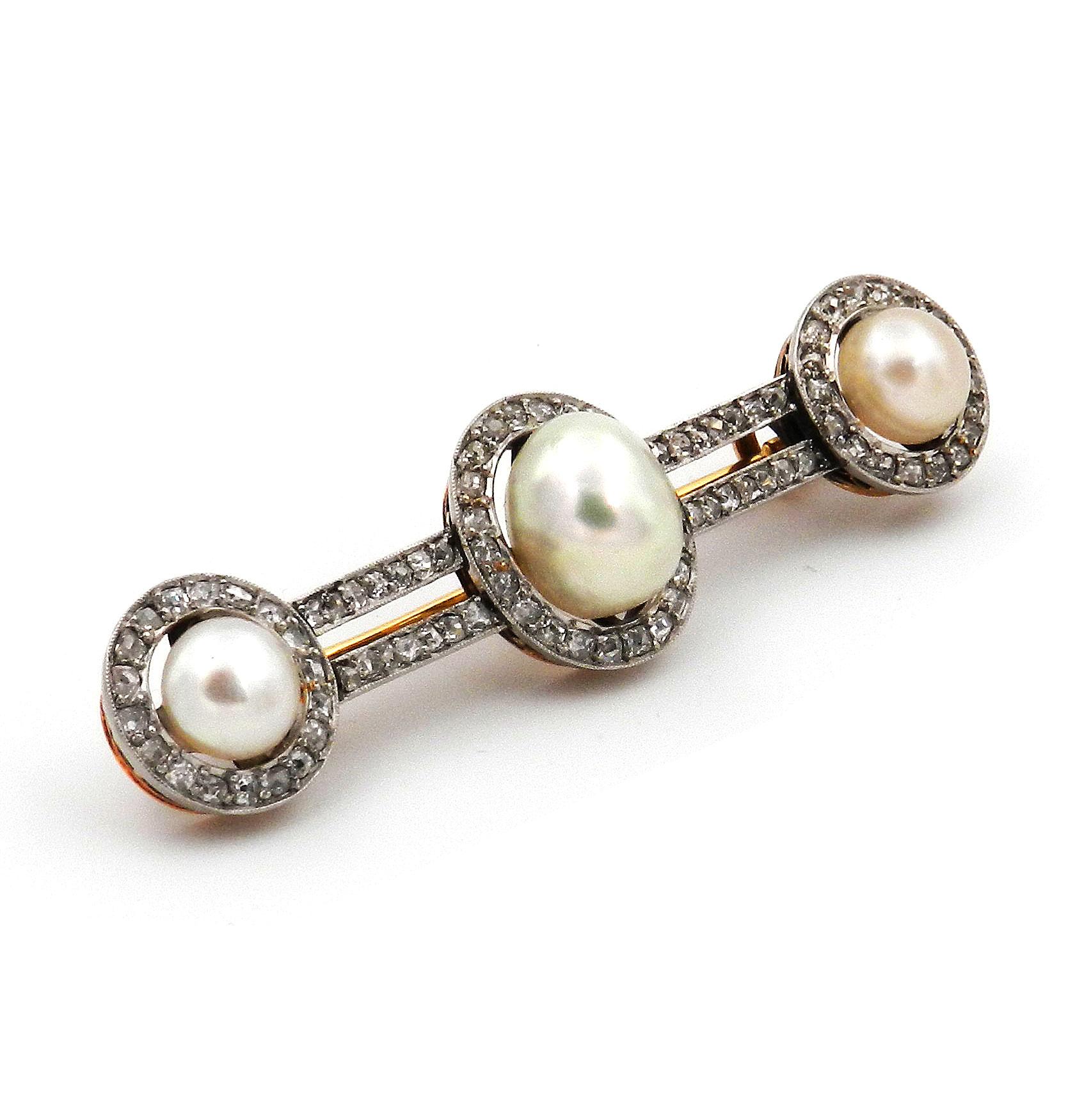 Art Deco Natural Pearl Diamond Brooch in Platinum and 18K Gold, circa 1920

Decorative bar brooch set with three oval natural pearls in a fine entourage of rose cut diamonds set in platinum on 18K rose gold.

 

18 K gold and platinum
3 natural