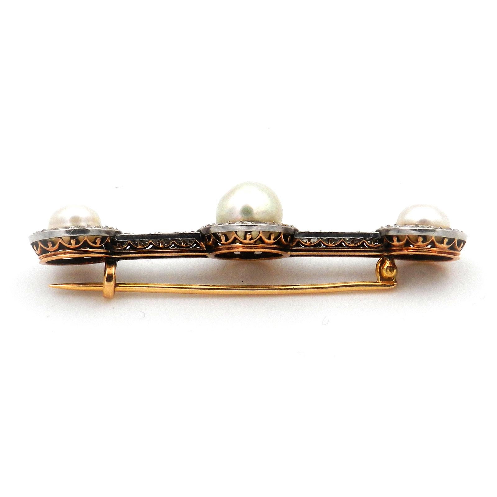 Broche Art déco en platine et or 18 carats avec perles naturelles et diamants, circa 1920 Bon état - En vente à Goettingen, DE