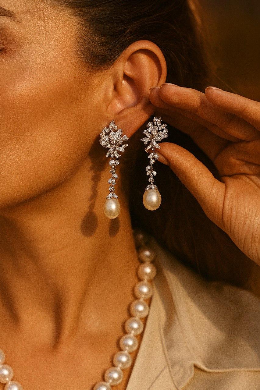 Se trata de un par de pendientes de oro blanco, perlas del Mar del Sur y diamantes. Se describen como deslumbrantes y presentan una perla del Mar del Sur ligeramente ovoide, cuarenta diamantes redondos talla brillante y siete diamantes talla