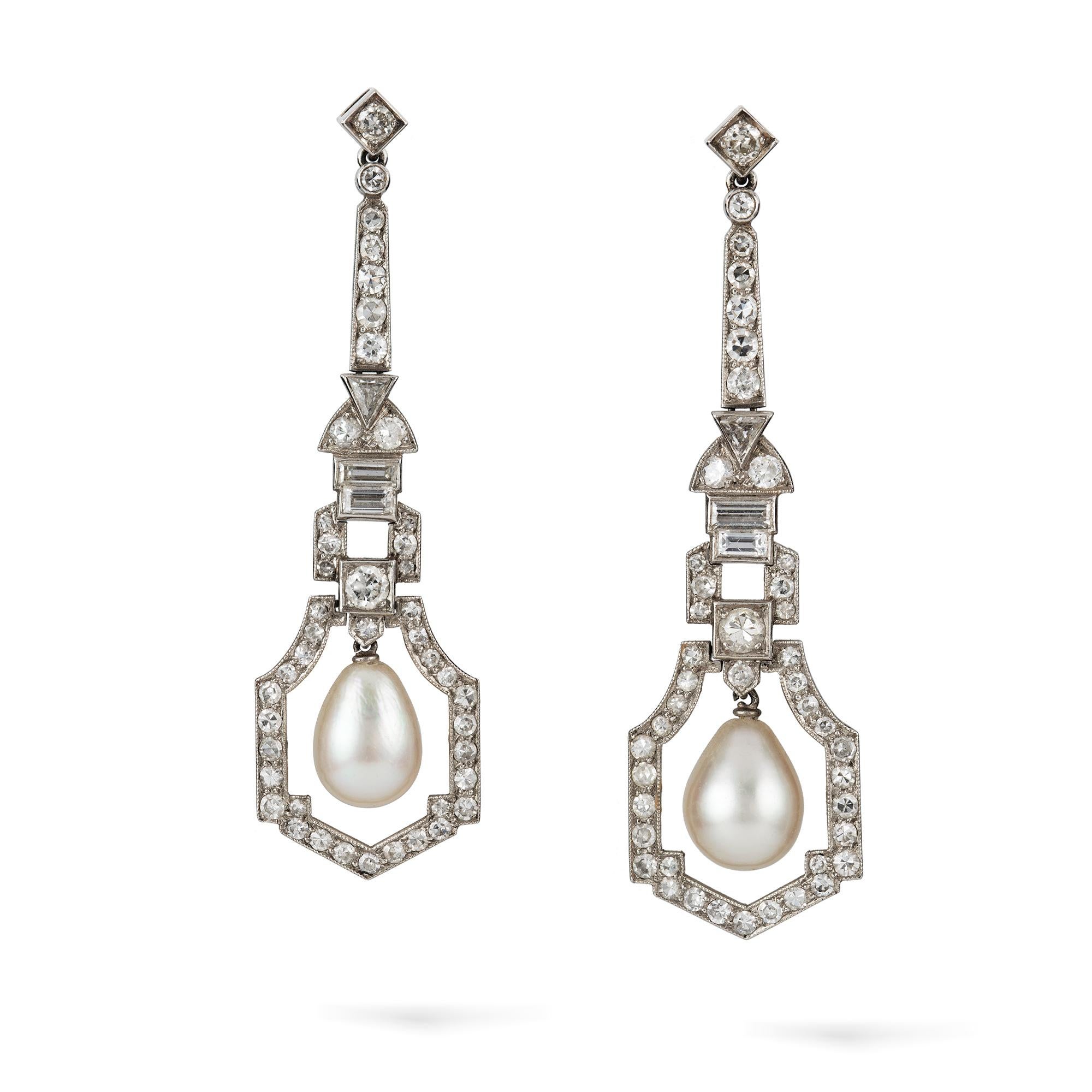 Coppia di orecchini a goccia di perle naturali e diamanti in stile Art Déco, ogni orecchino comprende una goccia di perla naturale a forma di pera, con certificato del Precious Stone Laboratory, al centro di un contorno geometrico di diamanti