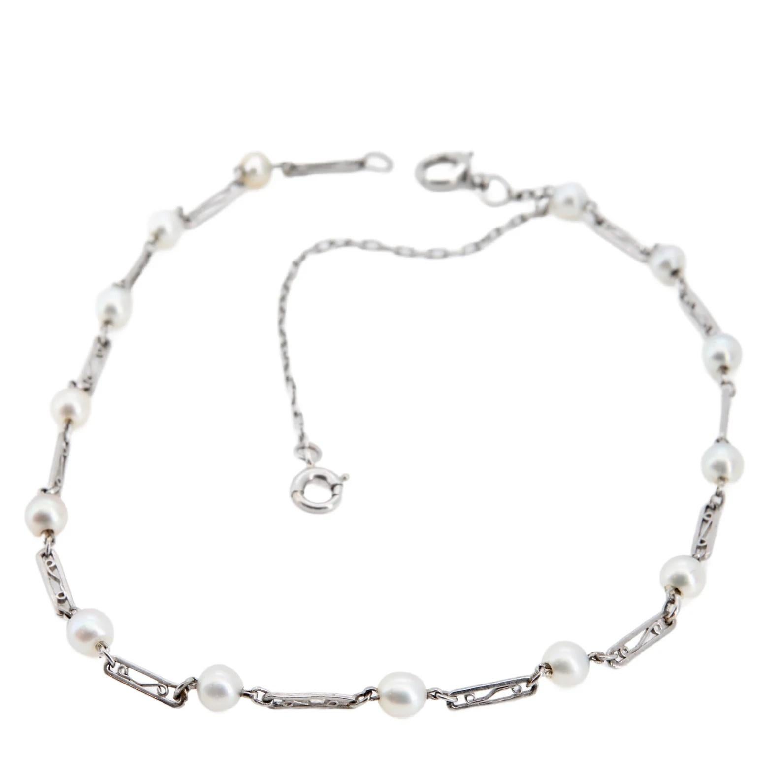 Ein Art-Deco-Armband mit natürlichen Perlen und filigranen Gliedern aus Platin. Bestehend aus handgefertigten rechteckigen Gliedern mit filigraner Schnörkelarbeit und natürlichen Perlen. Die 14 natürlichen Salzwasserperlen haben einen Durchmesser