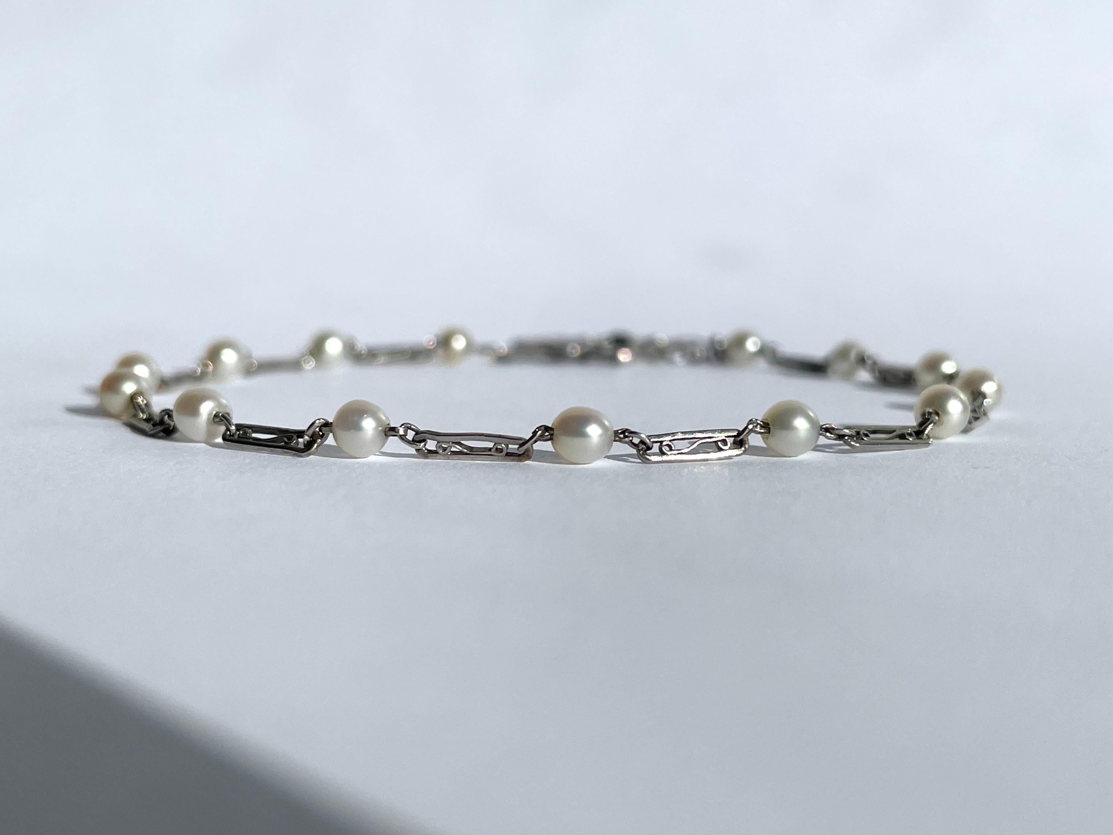 Filigranes Art-Déco-Armband aus Platin mit natürlichen Perlen (Rundschliff) im Angebot