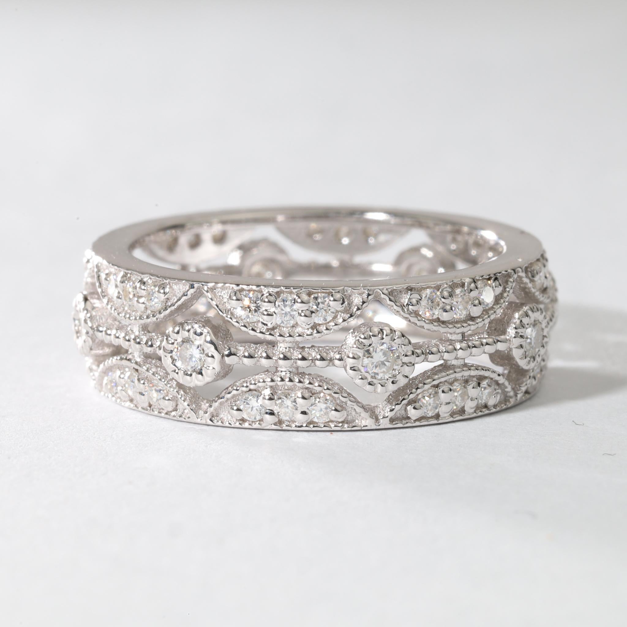 Brillance sans fin. L'Elegance Icone. Déclaration de Forever.

Conçu pour l'œil averti, ce luxueux anneau d'éternité complet d'inspiration Art déco présente environ 0,46ct de diamants naturels de taille ronde, sertis de manière experte dans l'or