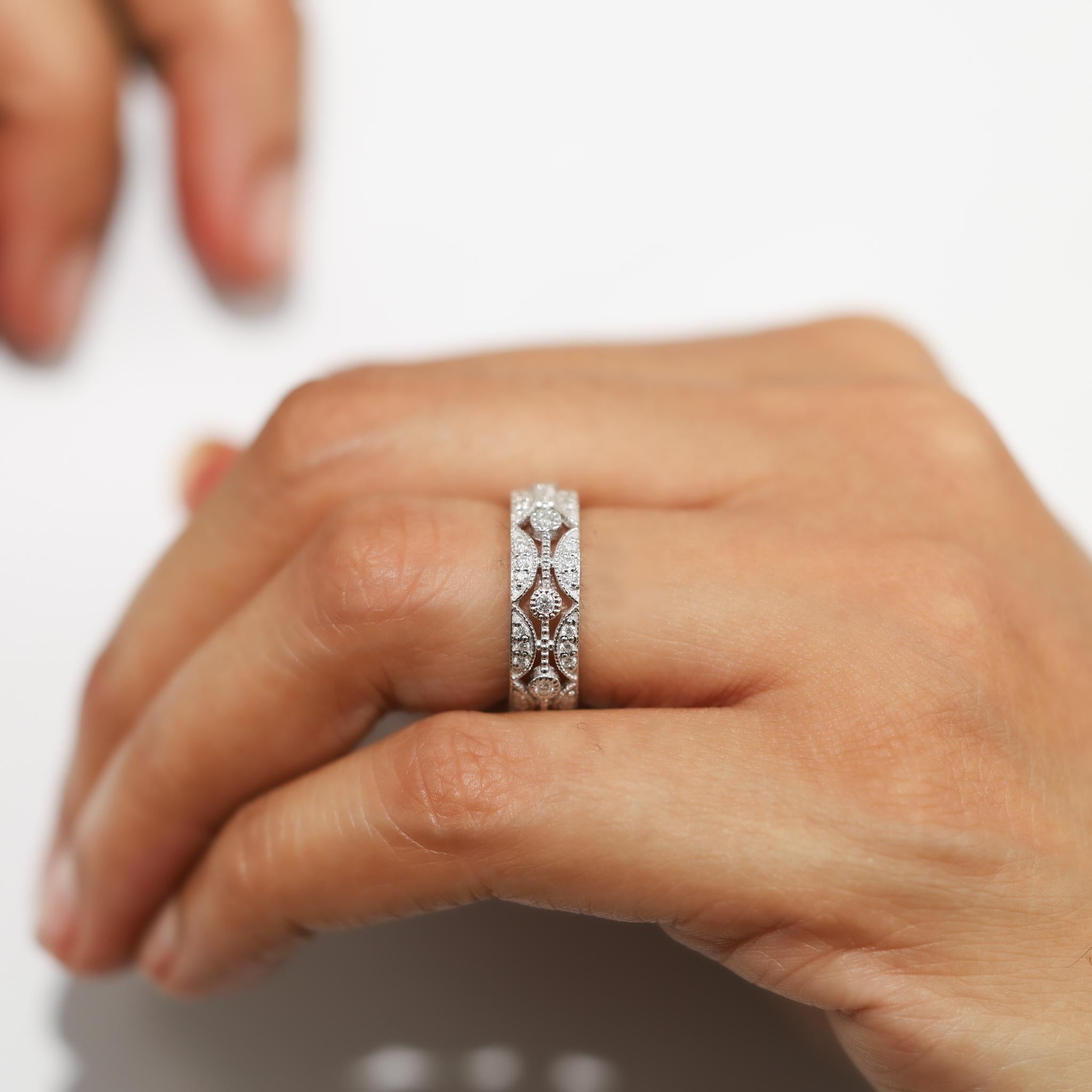 Bague de fiançailles en or blanc 18 carats avec diamant rond naturel Art Deco Pour femmes en vente