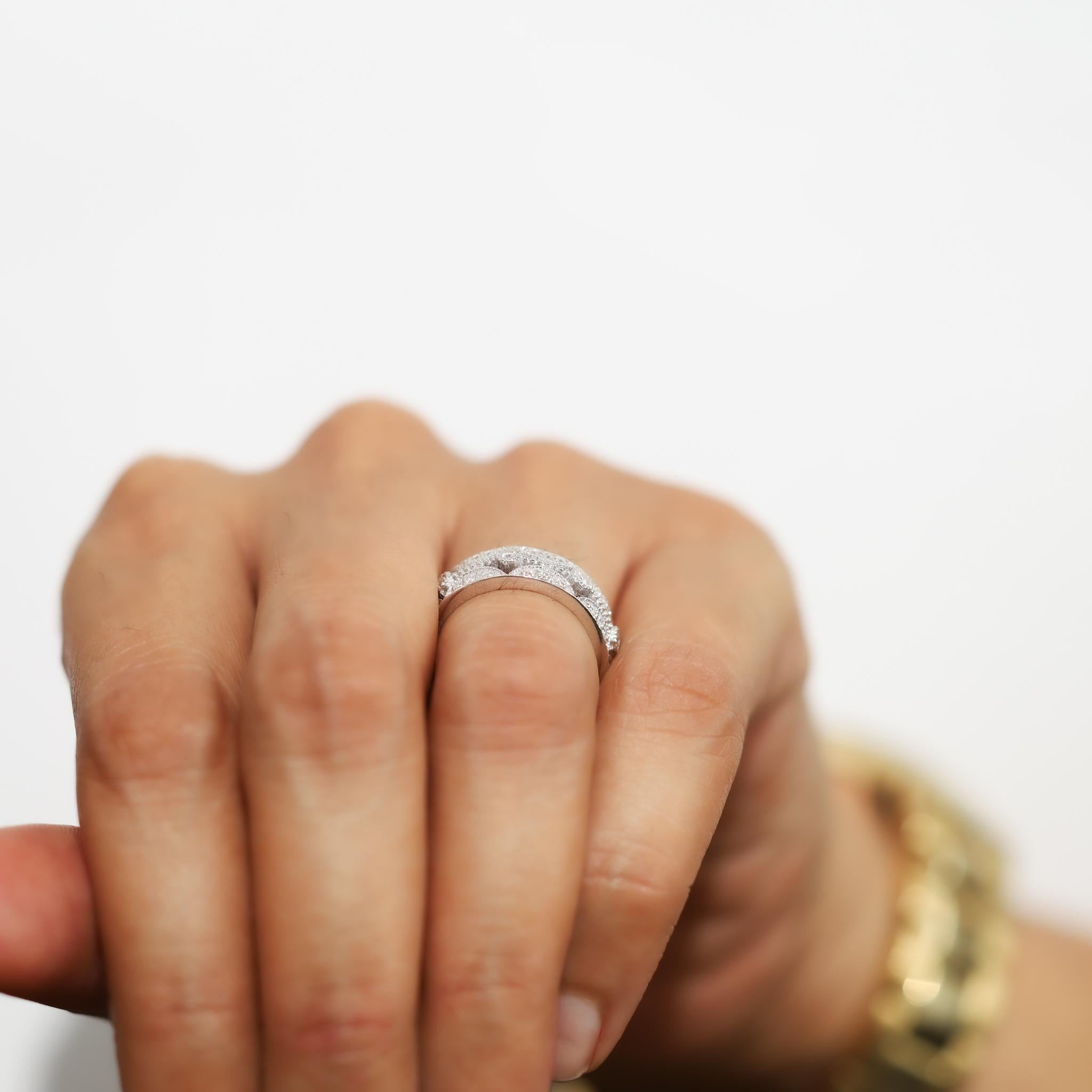 Bague de fiançailles en or blanc 18 carats avec diamant rond naturel Art Deco en vente 1
