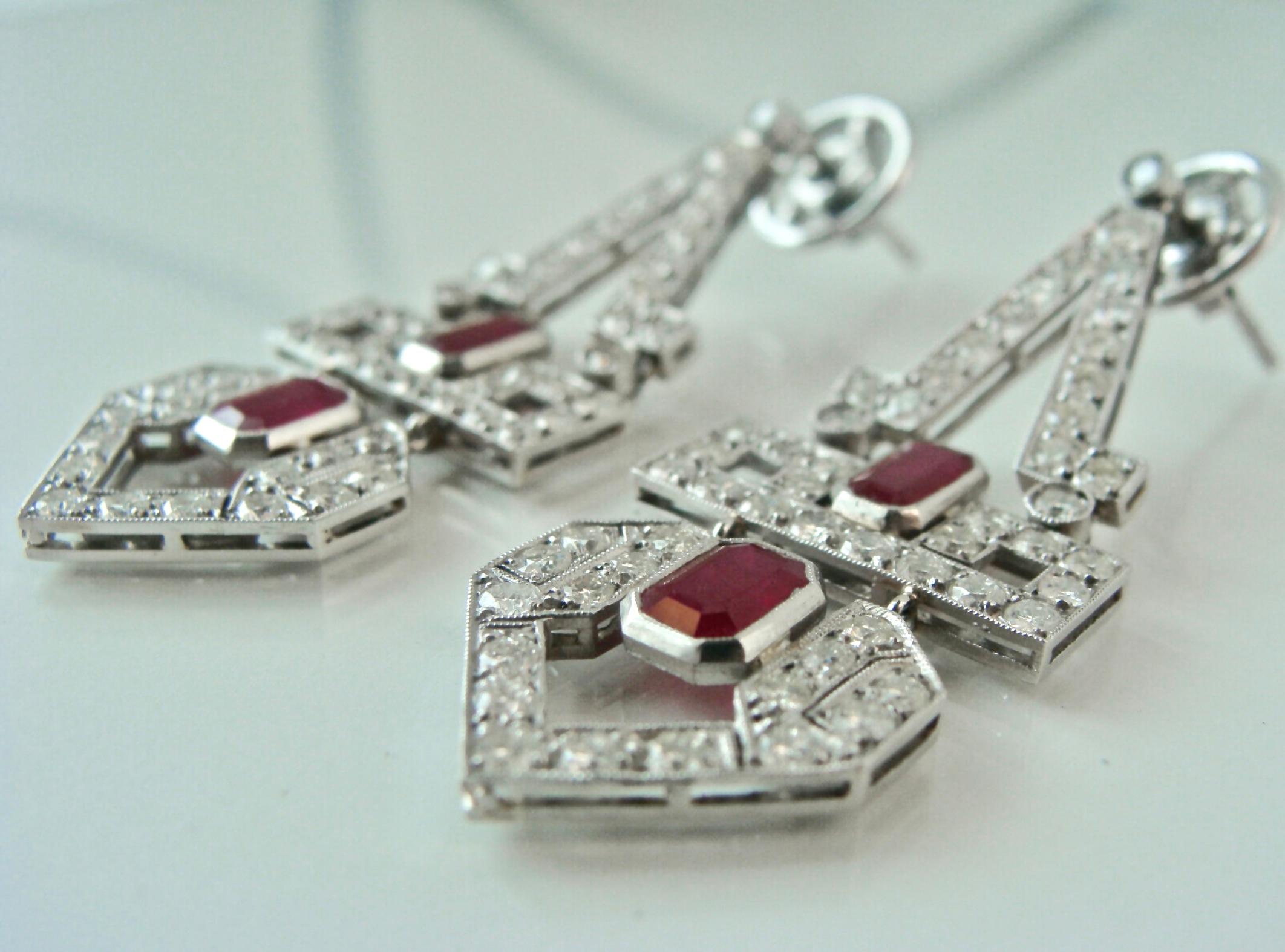 Orecchini pendenti in platino con diamante e rubino naturale in stile Art Déco in vendita 1